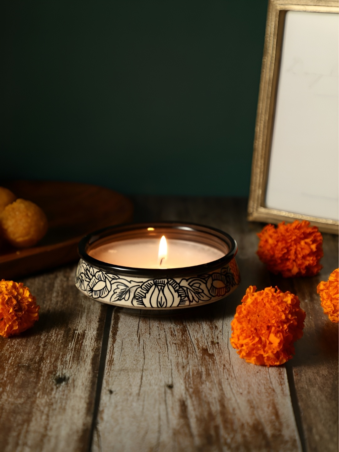 

VarEesha Kalamkari Off White & Black Printed Scented Ceramic Diya Candle