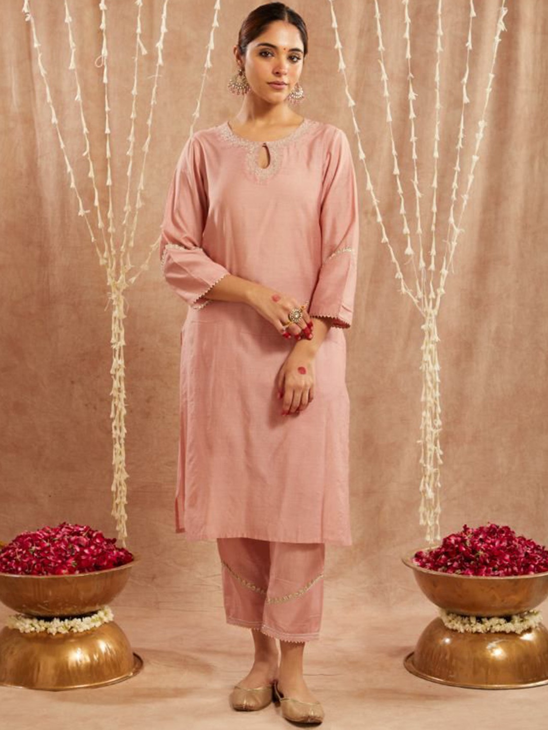 

NERO Keyhole Neck Thread Work Chanderi Silk Straight Kurta, Peach