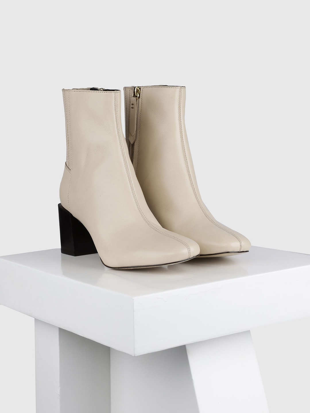 

Oroh Women Casual Block-Heeled Chelsea Boots, Nude