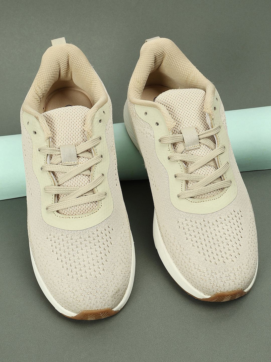 

max Men Walking Shoes, Beige