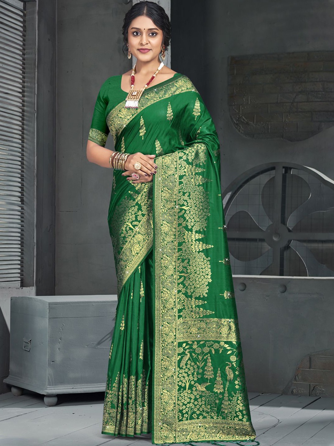 

Ishin Woven Design Zari Silk Blend Saree, Green