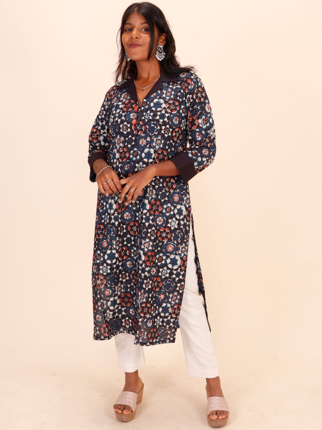 

Avishya Floral Printed Shawl Neck Pure Cotton Straight Kurta, Blue