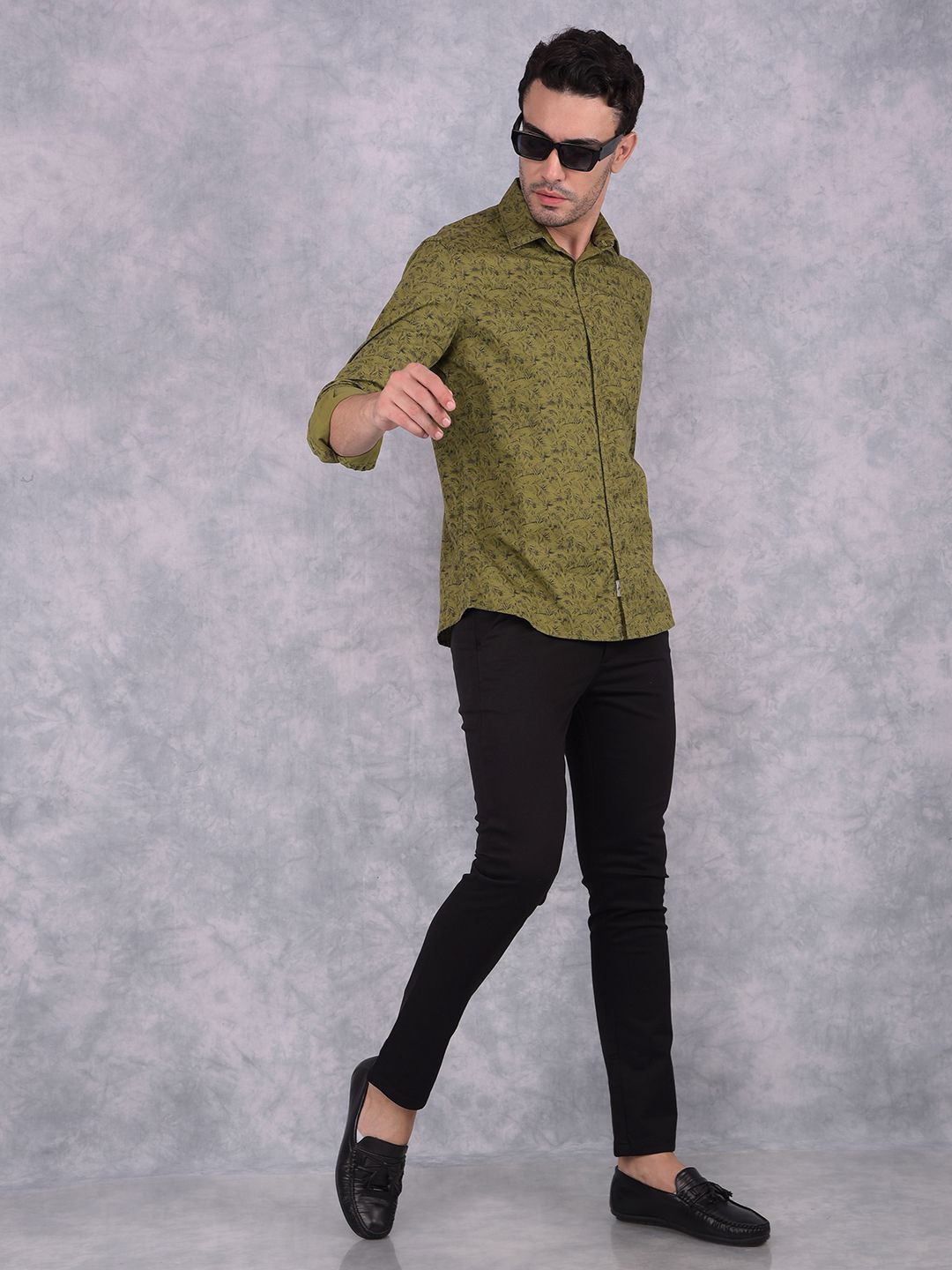 

Crimsoune Club Men Smart Spread Collar Floral Printed Cotton Slim Fit Casual Shirt, Olive