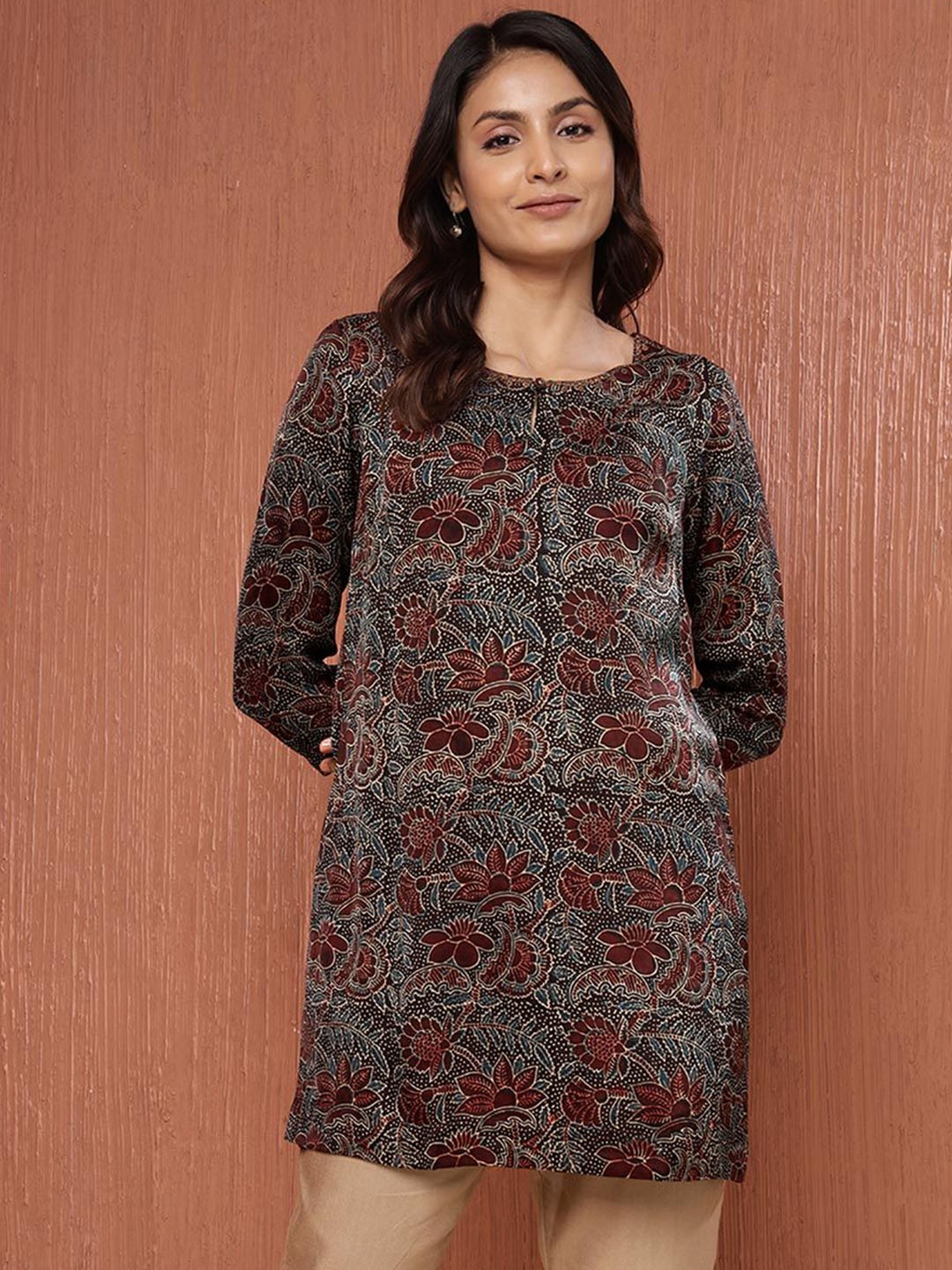 

Fabindia Floral Printed Round Neck Straight Kurti, Black