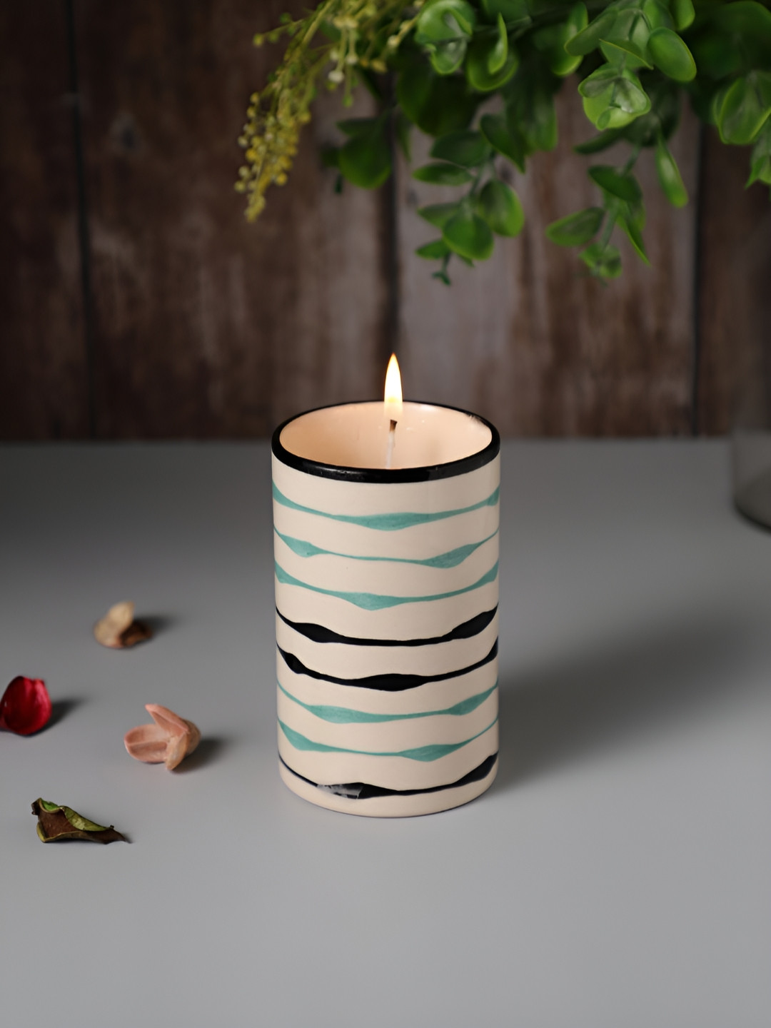 

VarEesha Off White & Black 1 Candle