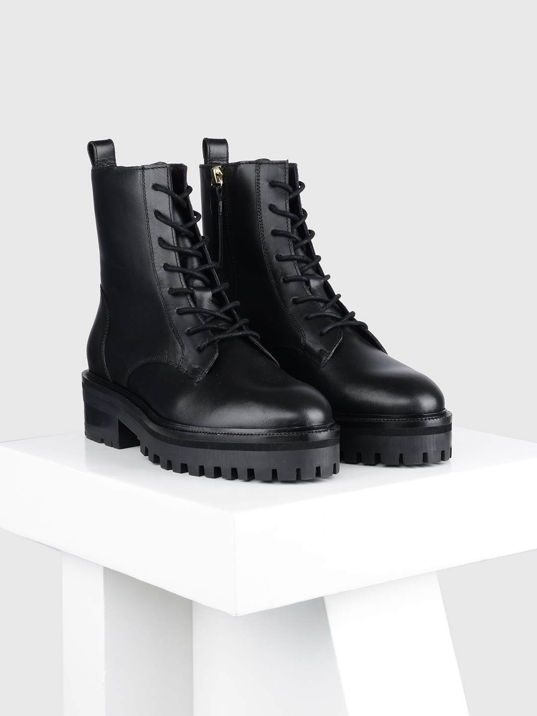 

Oroh Women Round-Toe Block -Heeled Boots, Black