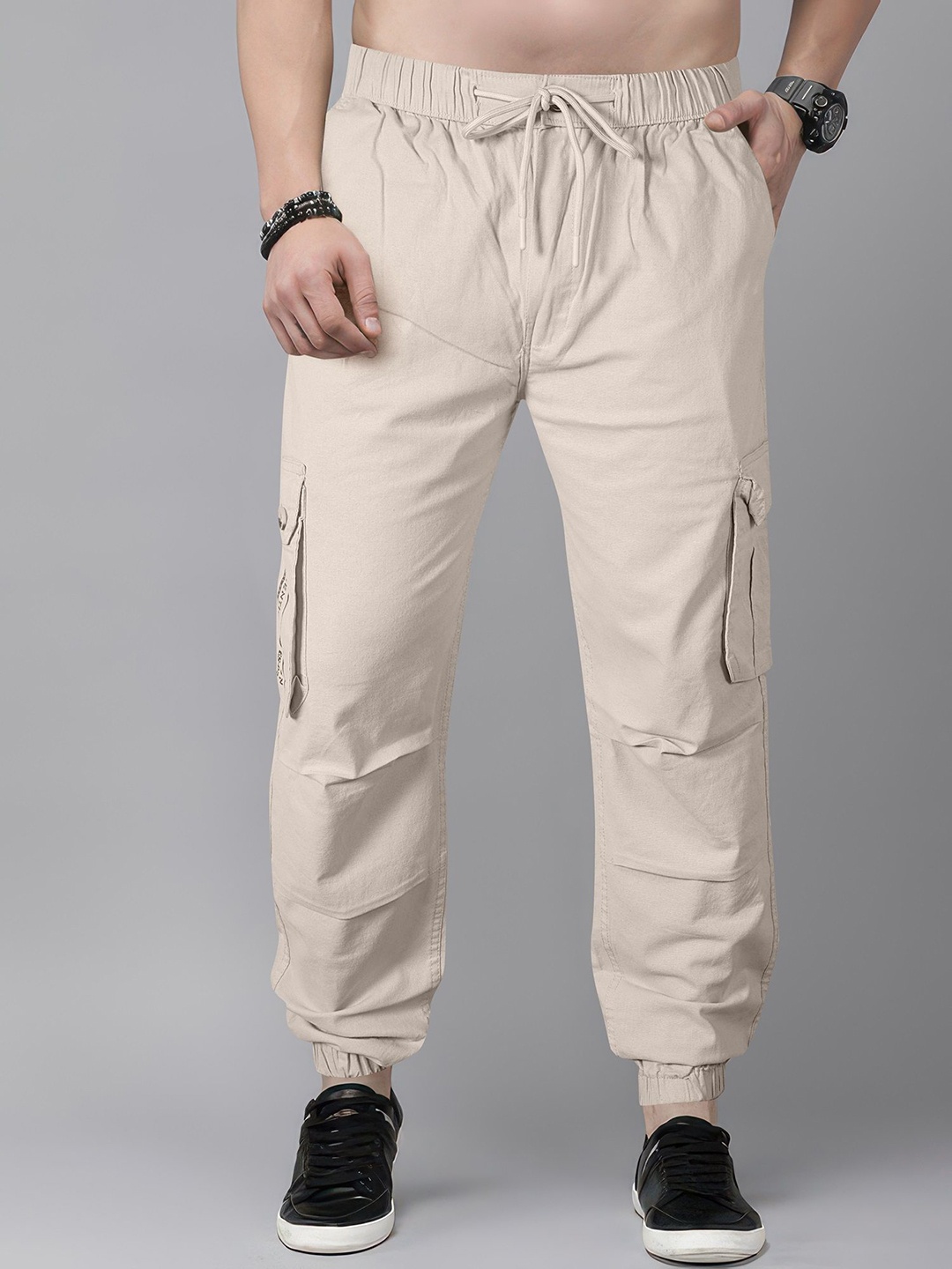 

Jb Just BLACK Men Mid-Rise Relaxed Easy Wash Cargos Trousers, Cream