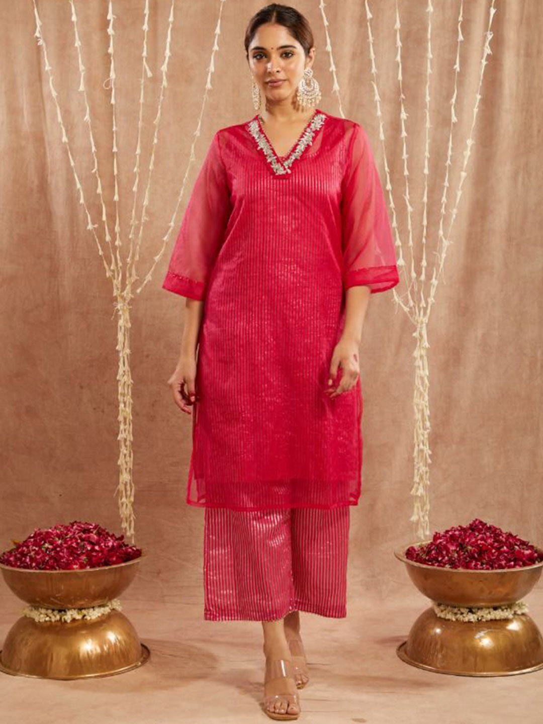 

NERO Floral Embroidered Flared Sleeves Straight Kurta, Pink