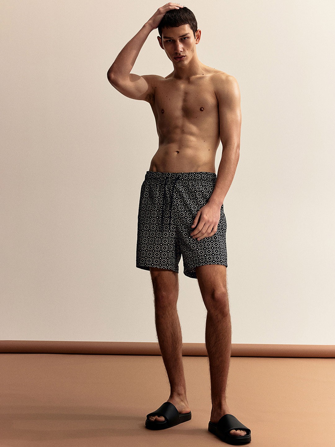 

H&M Men Patterned Seersucker Swim Shorts, Black