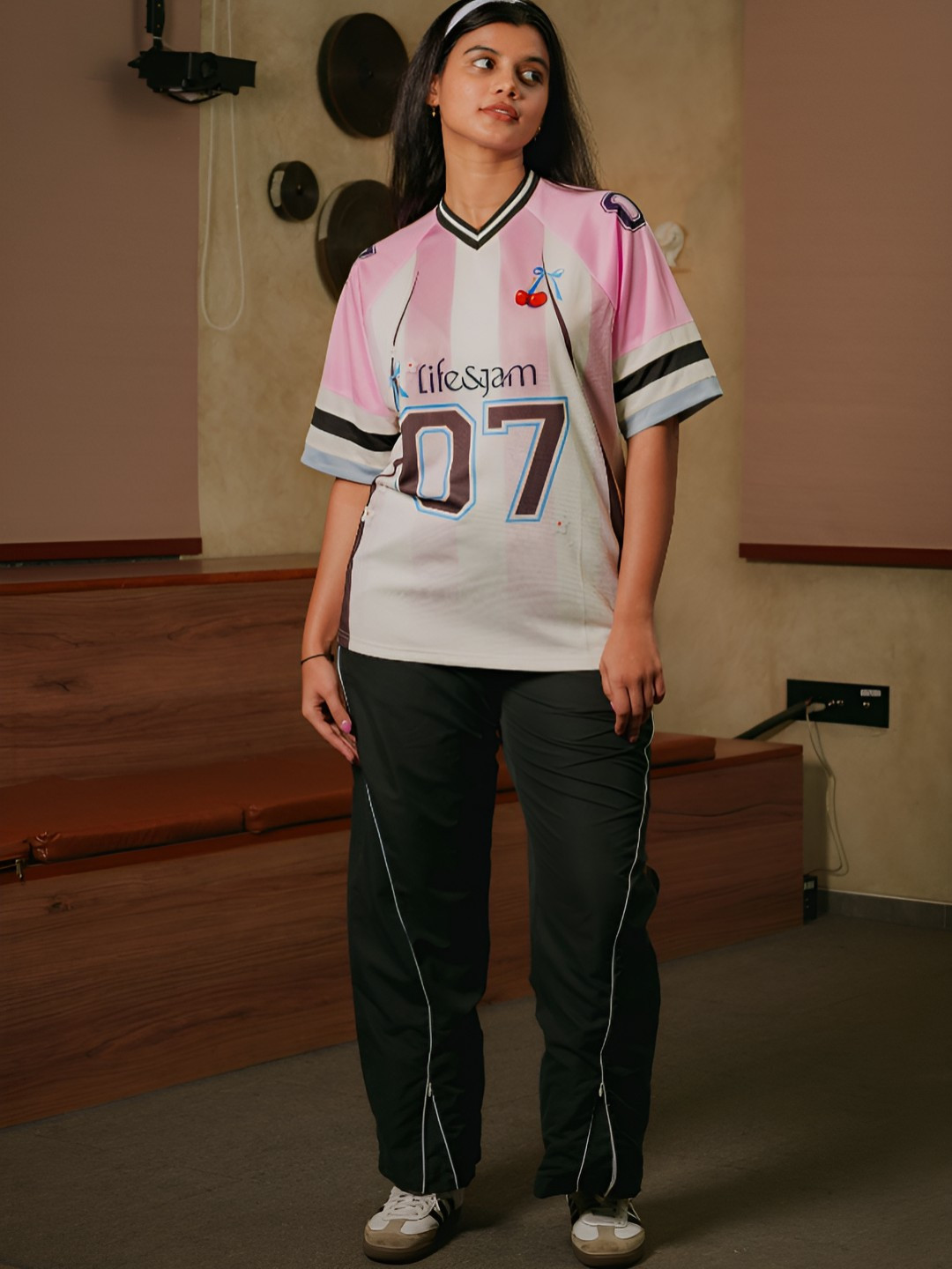 

LIFE & JAM Varsity Printed Raglan Sleeves V-Neck Baggy Jersey T-shirt, Off white