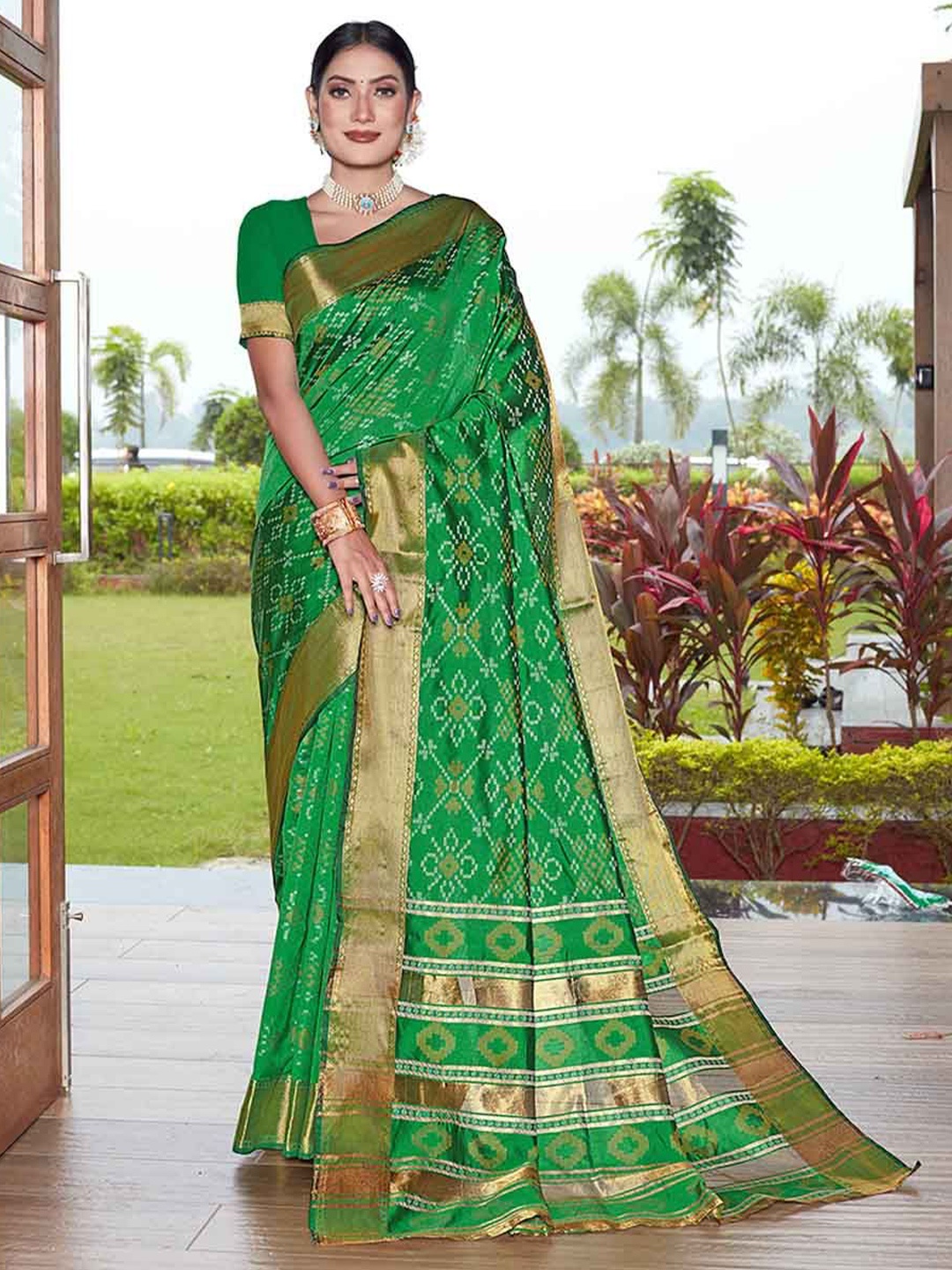 

JUST FASHION Printed Zari Bandhani Saree, Green