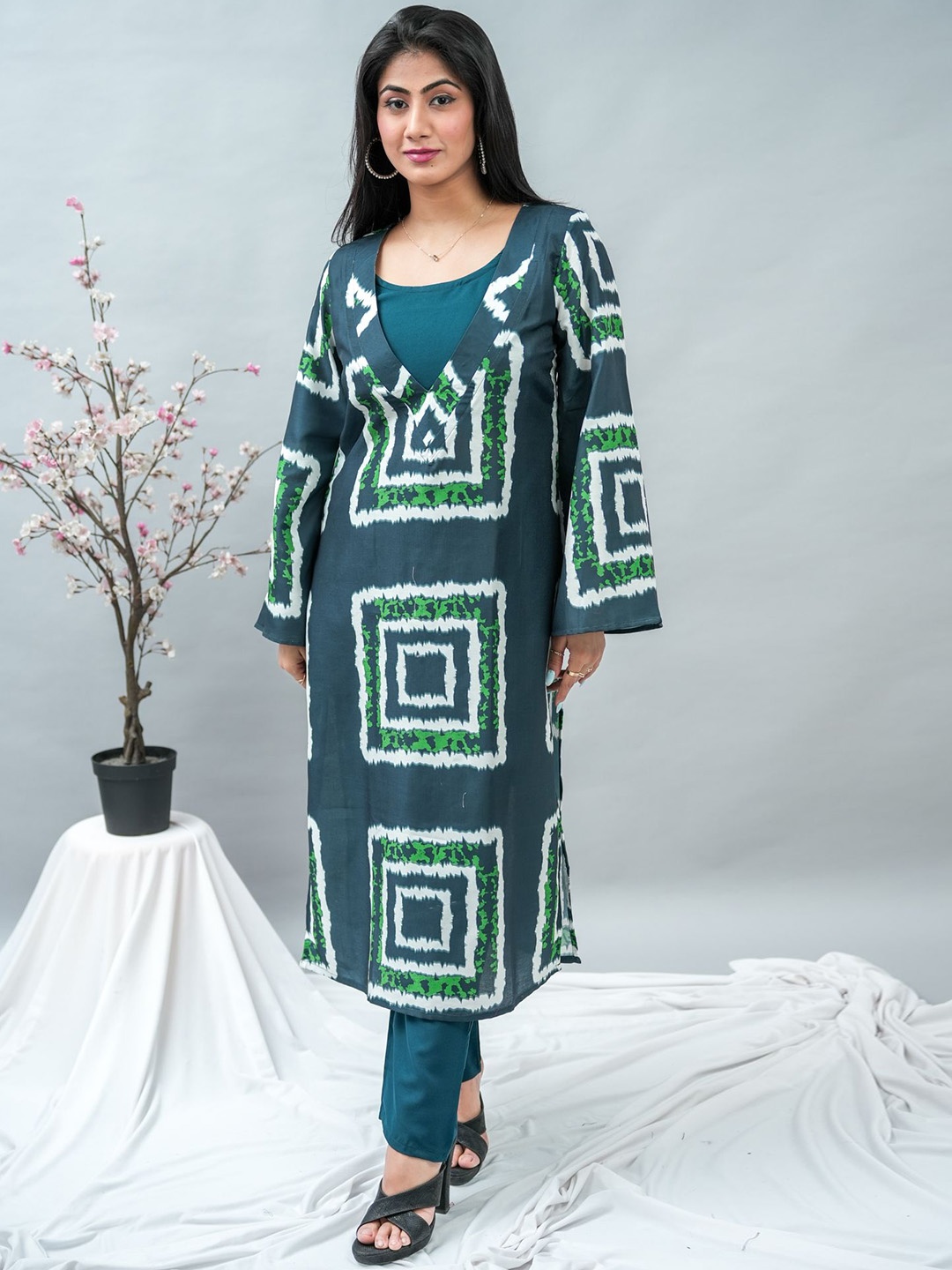

GO BOUJEE Geometric Printed Pure Cotton Straight Kurta With Trouser, Green