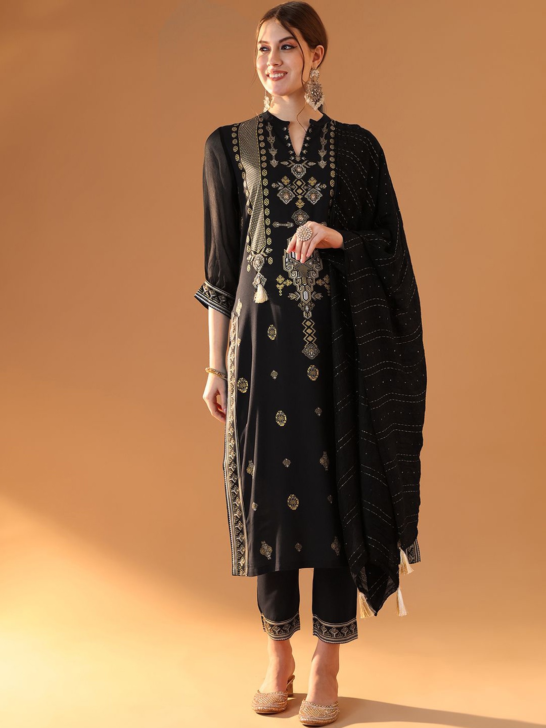 

Tulsattva Geometric Printed Mandarin Collar Regular Kurta & Trouser & Dupatta, Black