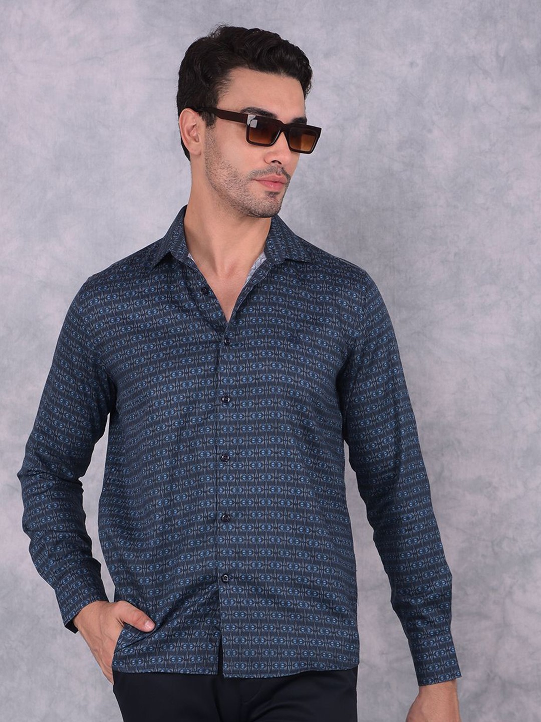 

Crimsoune Club Men Smart Spread Collar Abstract Printed Cotton Slim Fit Casual Shirt, Navy blue