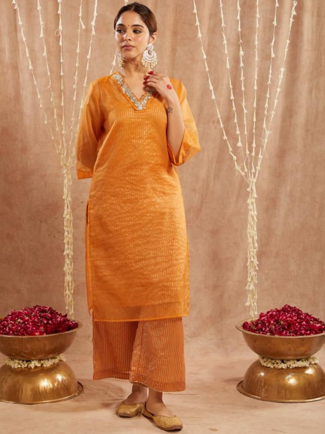 

NERO Floral Embroidered V-Neck Straight Kurta, Orange