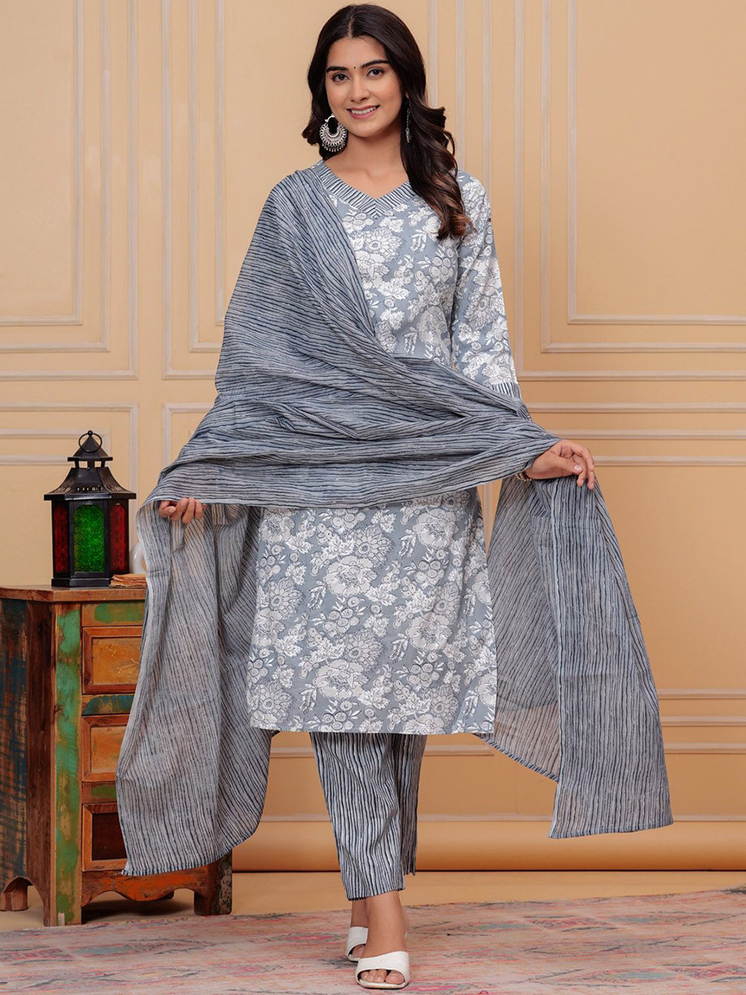

BAESD Floral Printed Straight Kurta With Trouser & Dupatta, Grey