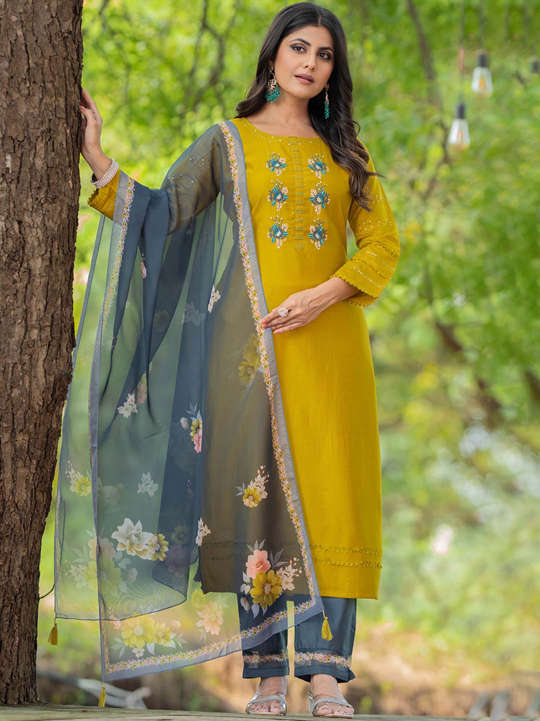 

MITTOO Floral Yoke Design Thread Work Straight Kurta With Trousers & Dupatta, Yellow