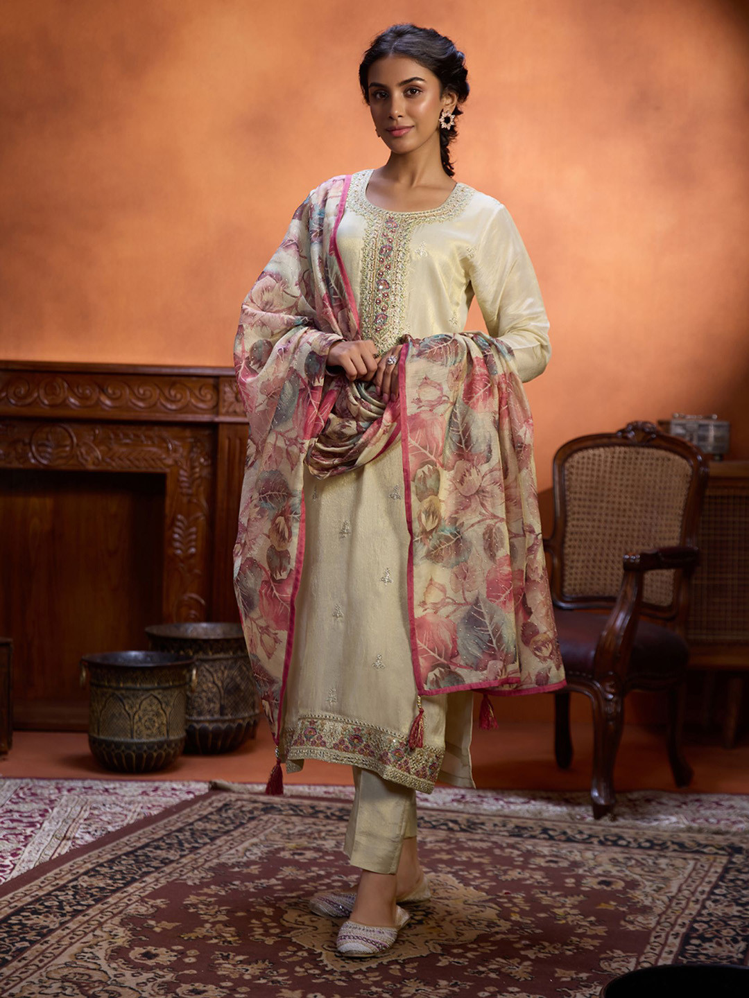 

WOMEN PLUS Floral Embroidered Straight Kurta with Trousers & Dupatta, Cream