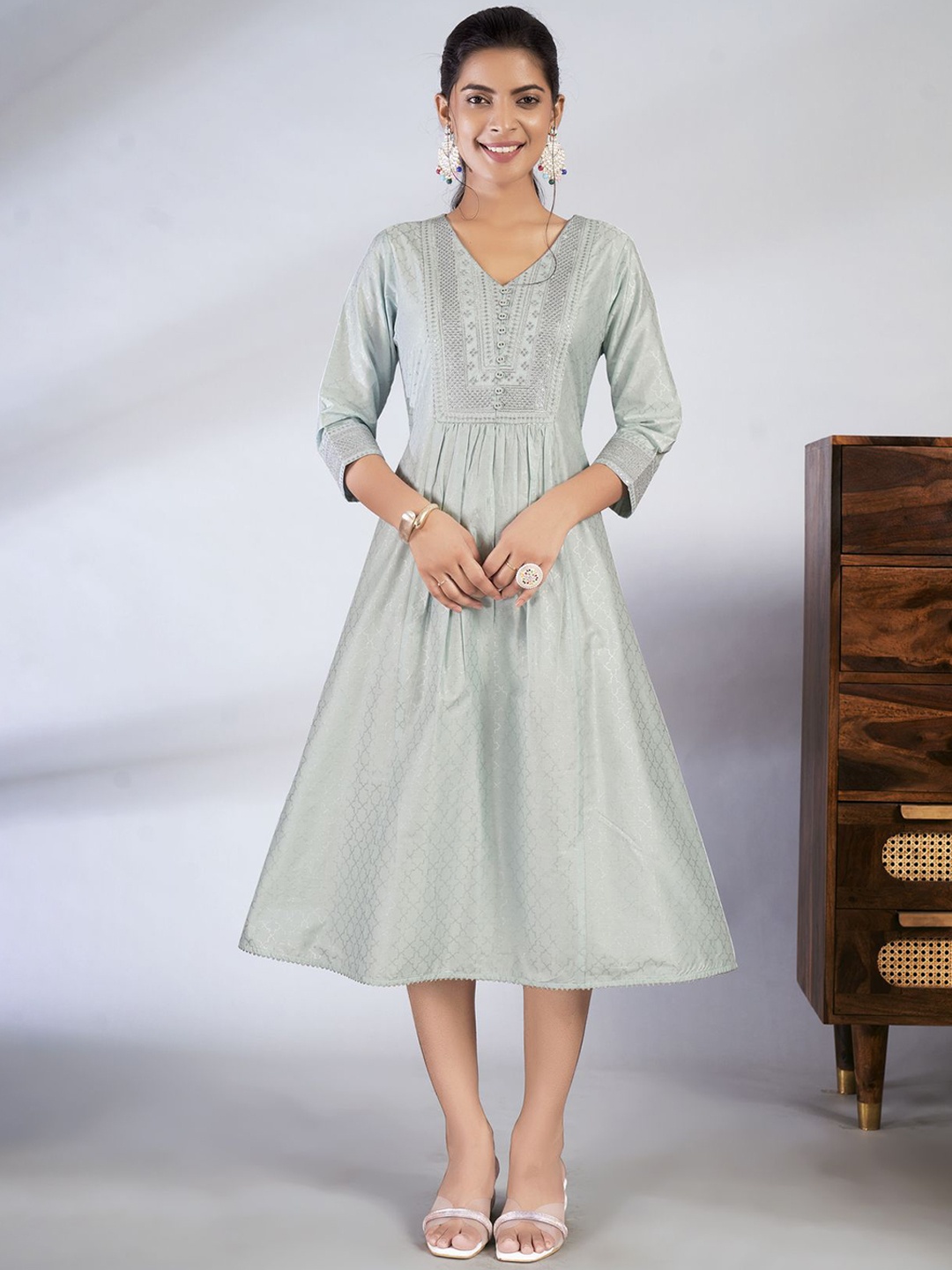 

Laxmipati Women Floral Embroidered Floral Kurta, Blue