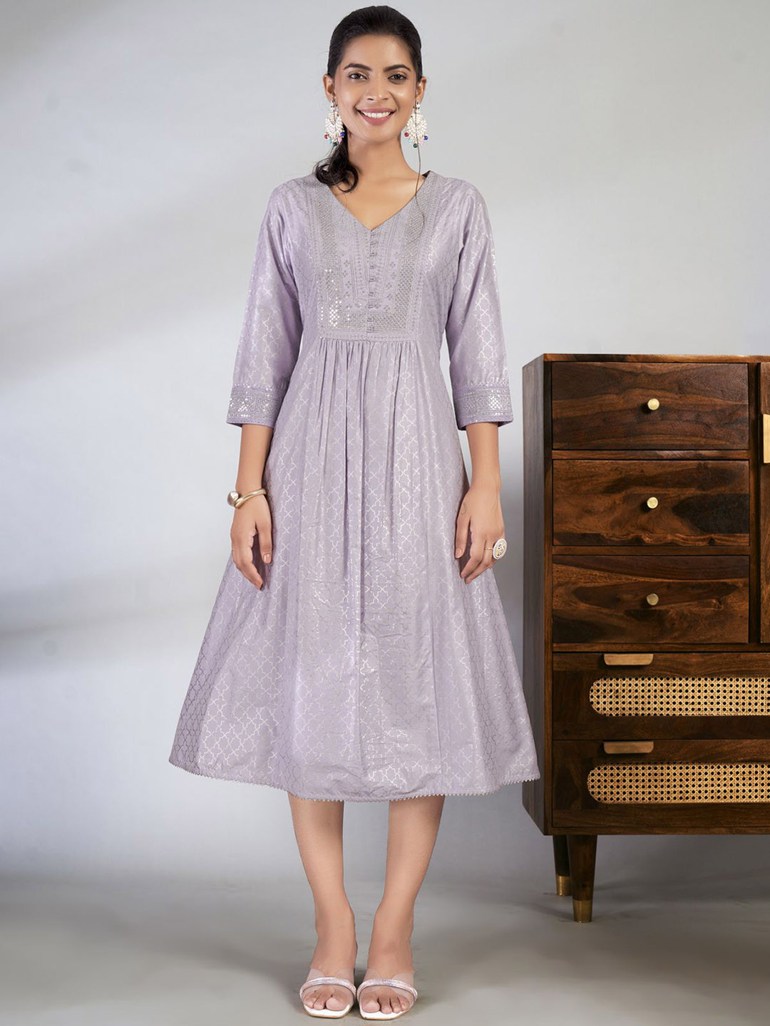 

Laxmipati Women Floral Embroidered Floral Kurta, Purple