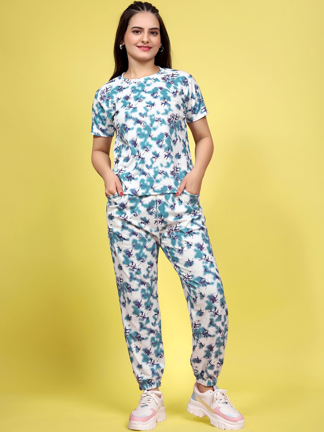 

SAKARMAA Women Printed T-shirt With Jogges, White