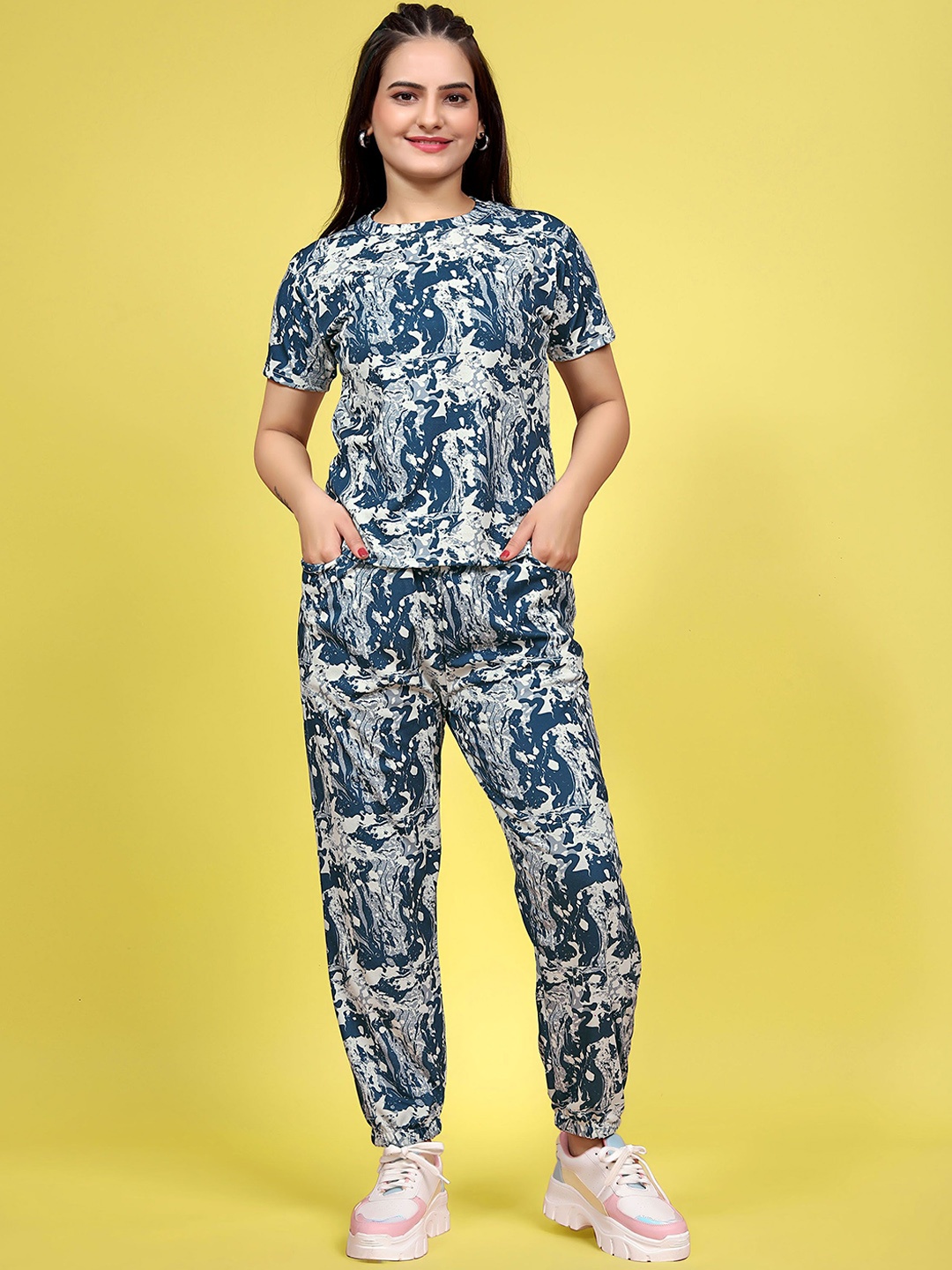 

SAKARMAA Women Printed T-Shirt & Joggers Co-Ords, White
