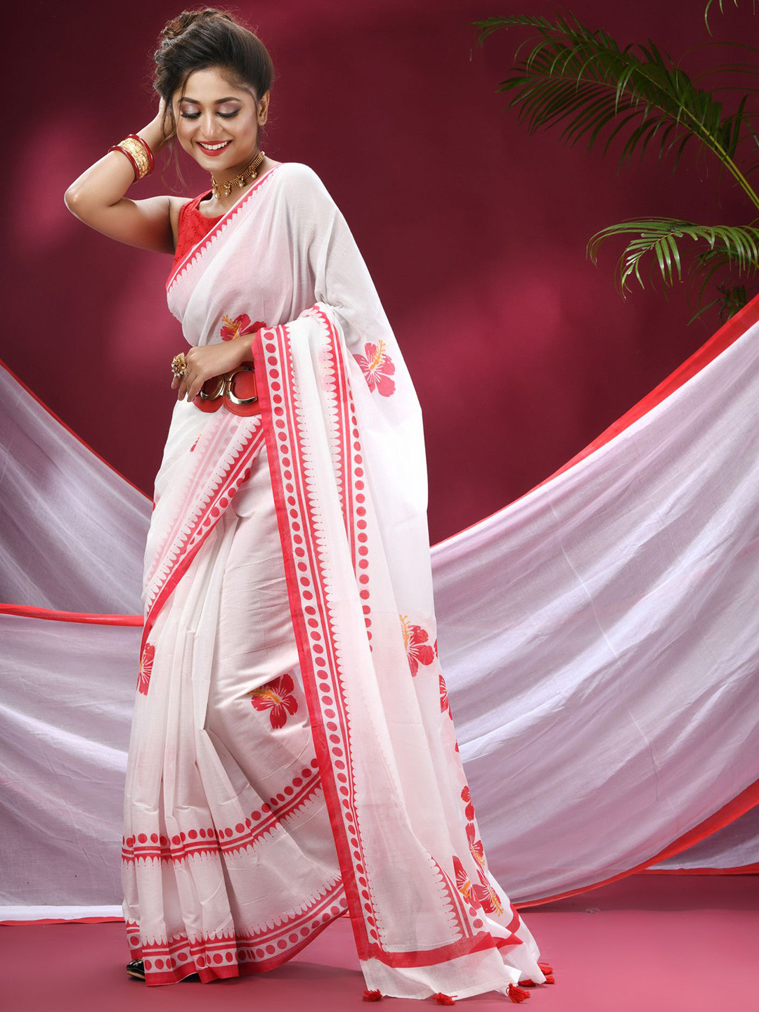 

TANTLOOM Floral Printed Saree With Blouse Piece, Red