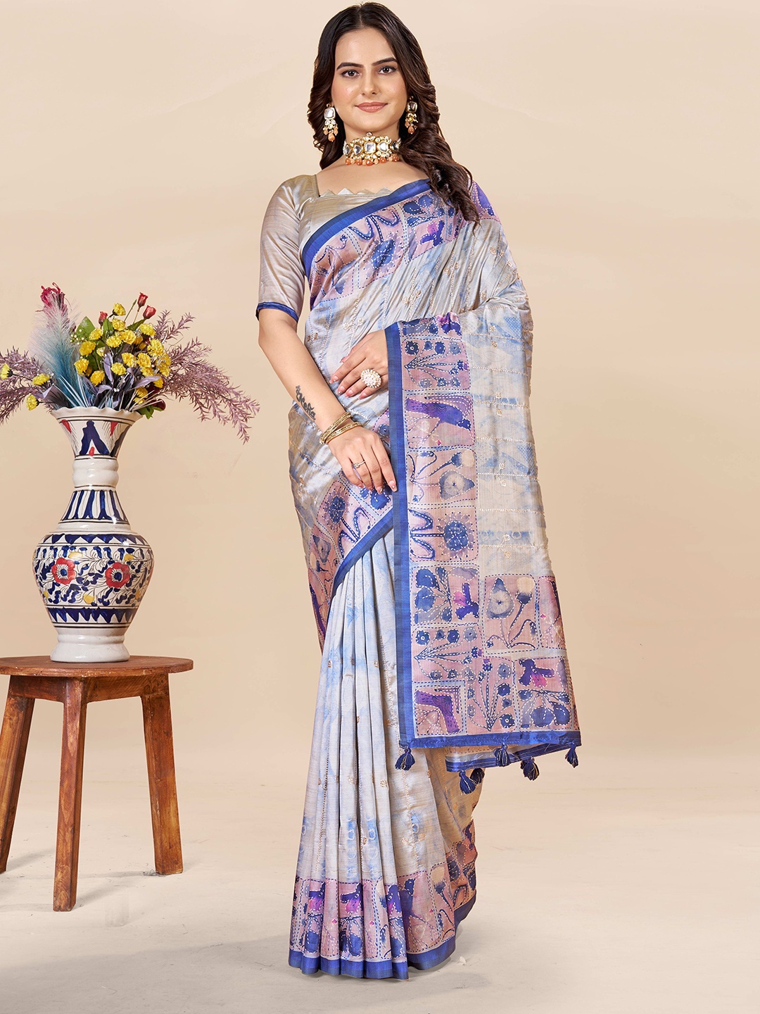 

ETHNIC TODAY Ethnic Motifs Embroidered Saree, Grey