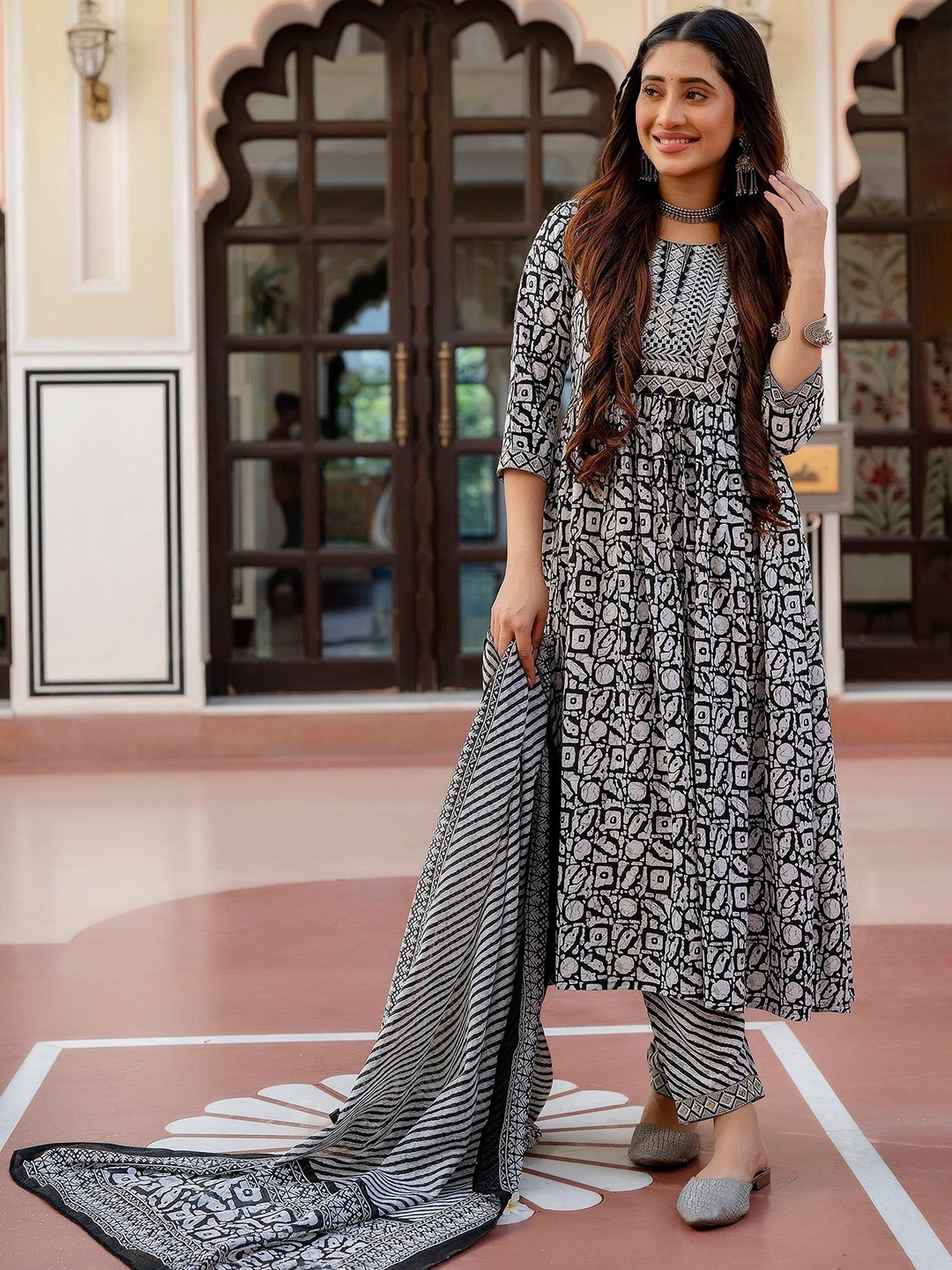 

zinariya Fab Geometric Printed Regular Thread Work Kurta With Trouser With Dupatta, Black