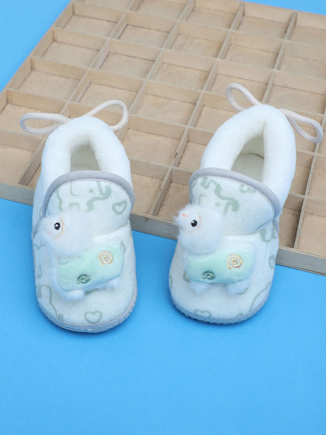 

Baby Moo Unisex Kids Self Design Cotton Booties, Green