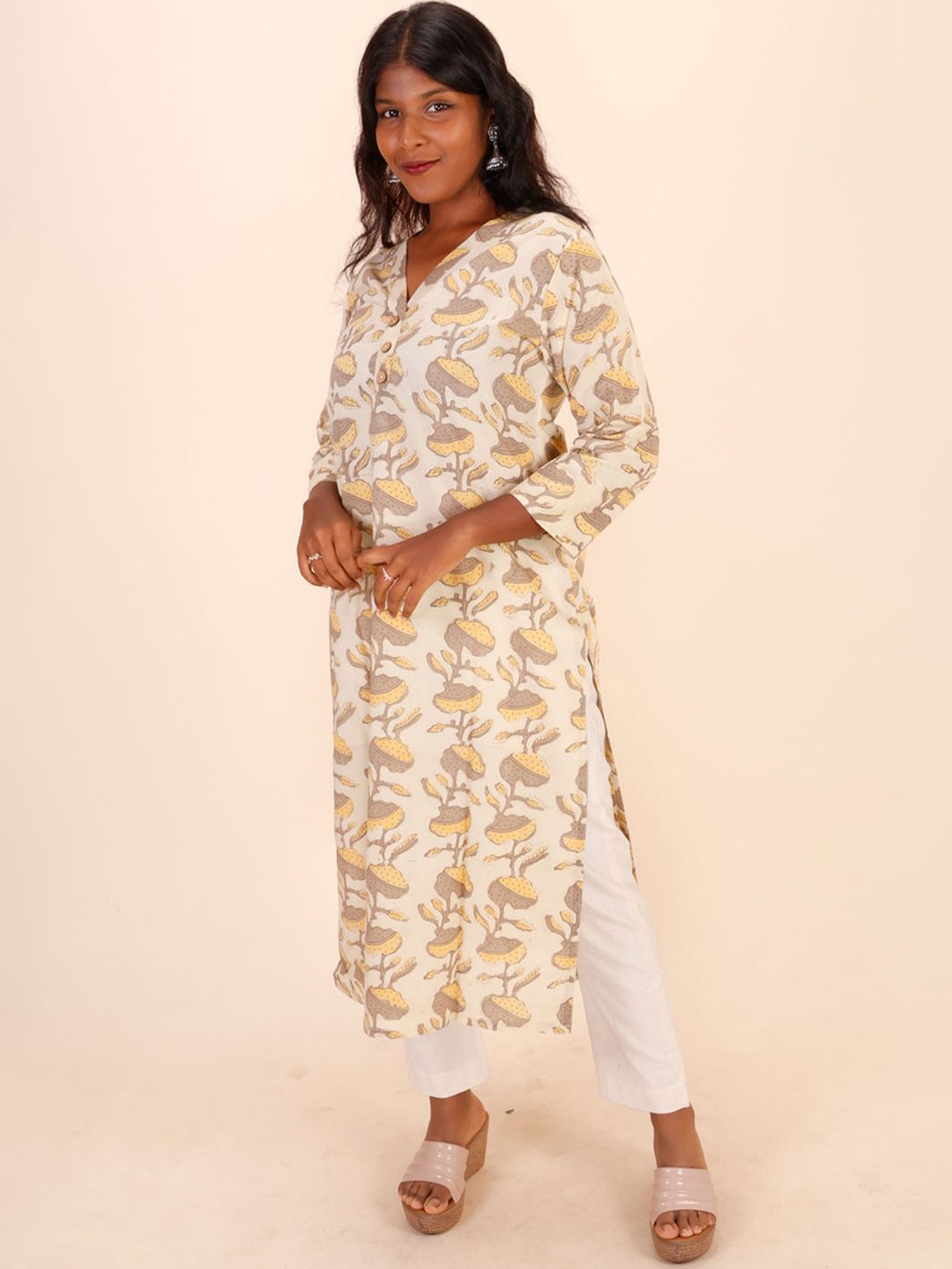 

Avishya Abstract Printed V-Neck Pure Cotton Straight Kurta, Beige