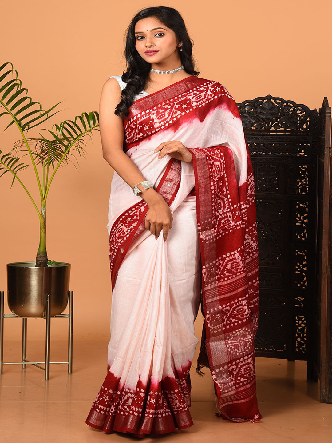 

Laa Calcutta Pure Linen Batik Pinted Woven Design Saree, Off white