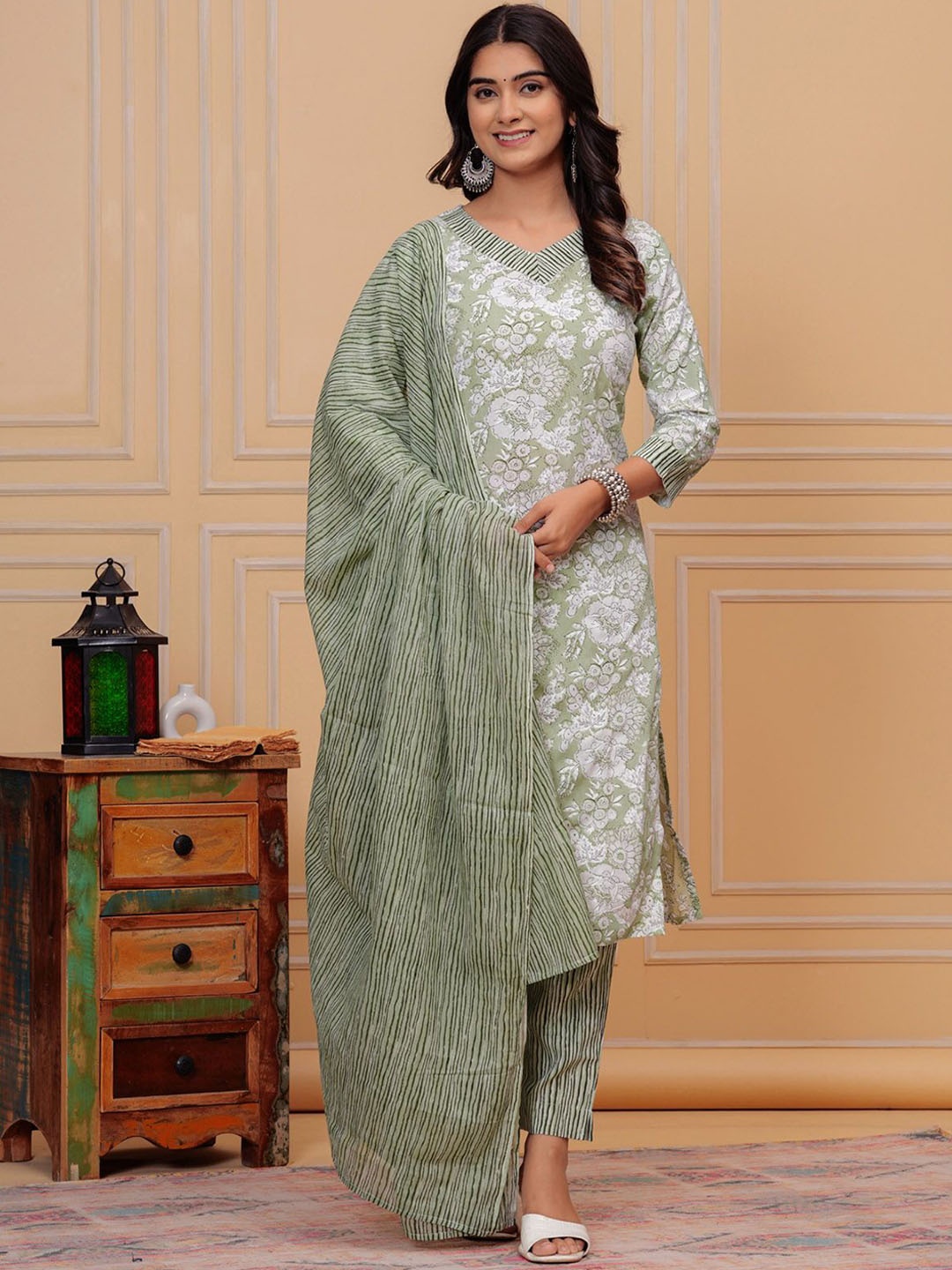 

BAESD Floral Printed Straight Kurta With Trouser & Dupatta, Green