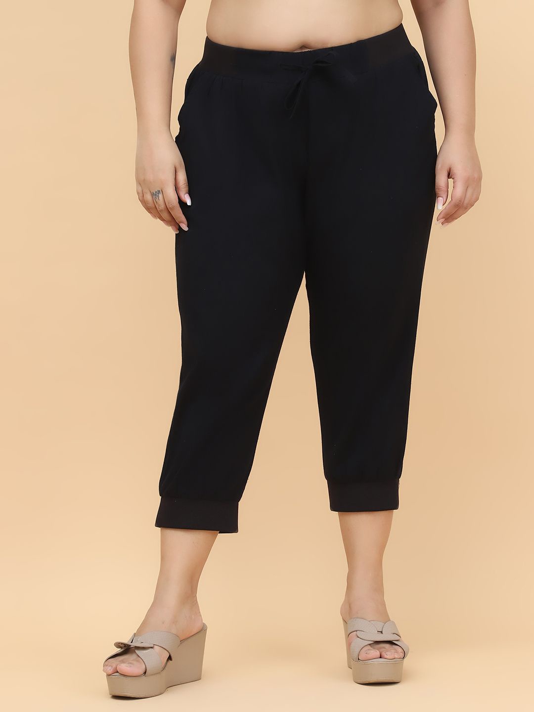 

theRebelinme Women Solid Mid-Rise Relaxed Fit Capris, Black