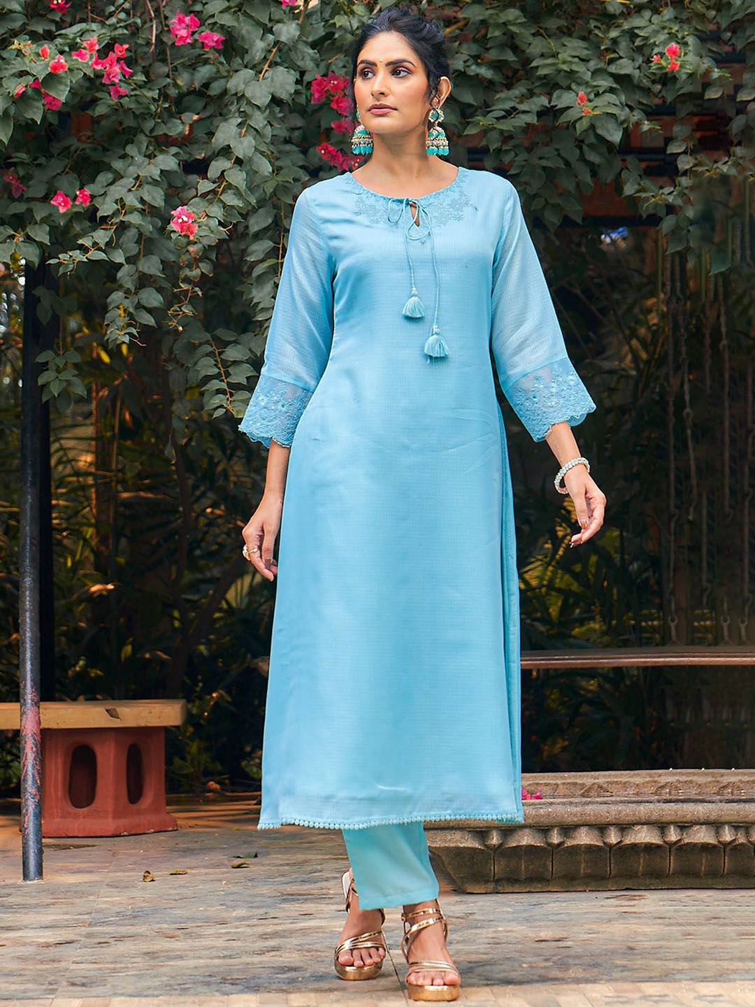 

Laxmipati Floral Embroidered Keyhole Neck Regular Art Silk Straight Kurta, Blue
