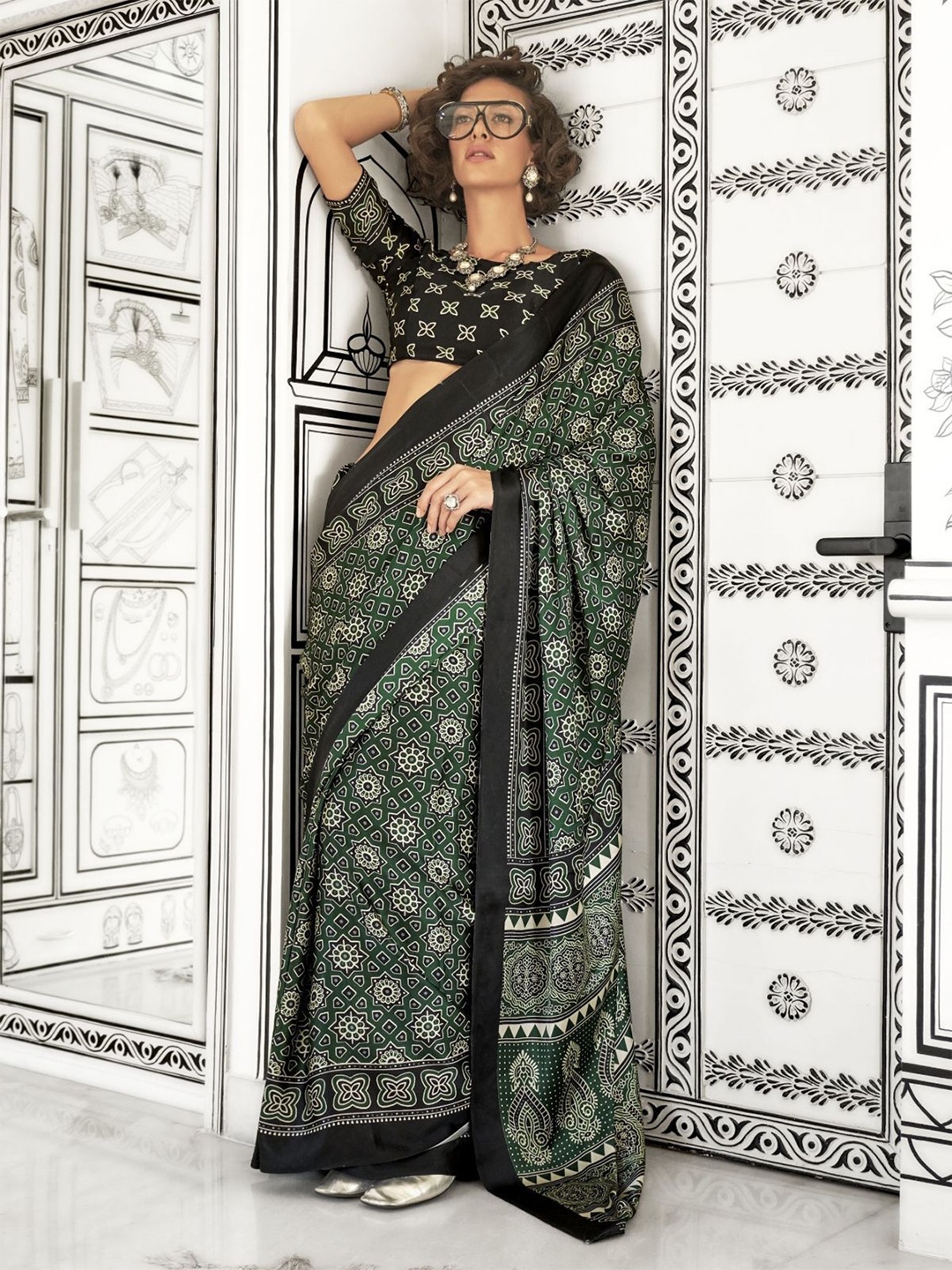 

ODETTE Ethnic Motifs Printed Satin Saree, Green