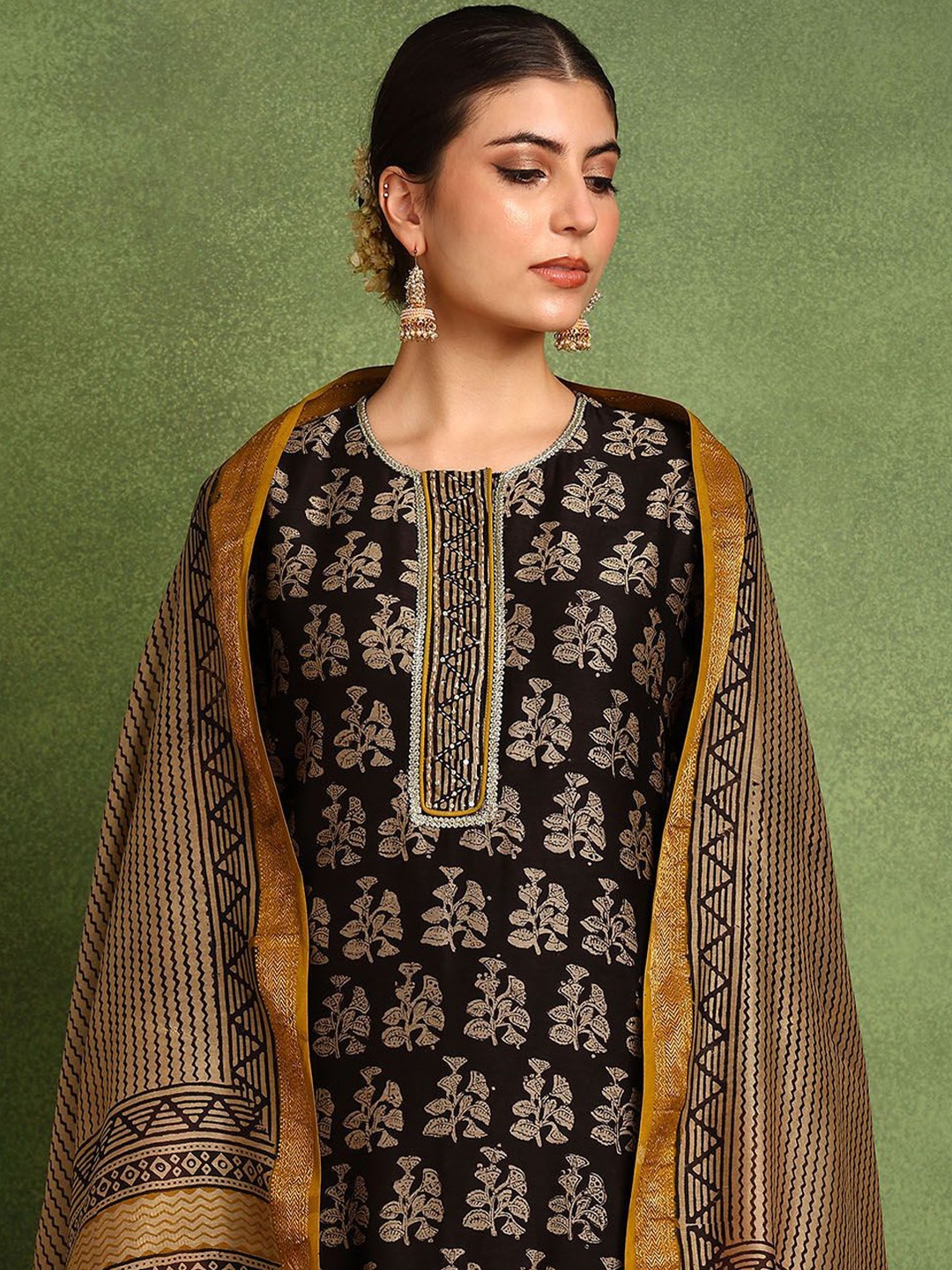 

Tahiliya Ethnic Motifs Woven Design Zari Chanderi Silk Dupatta, Black