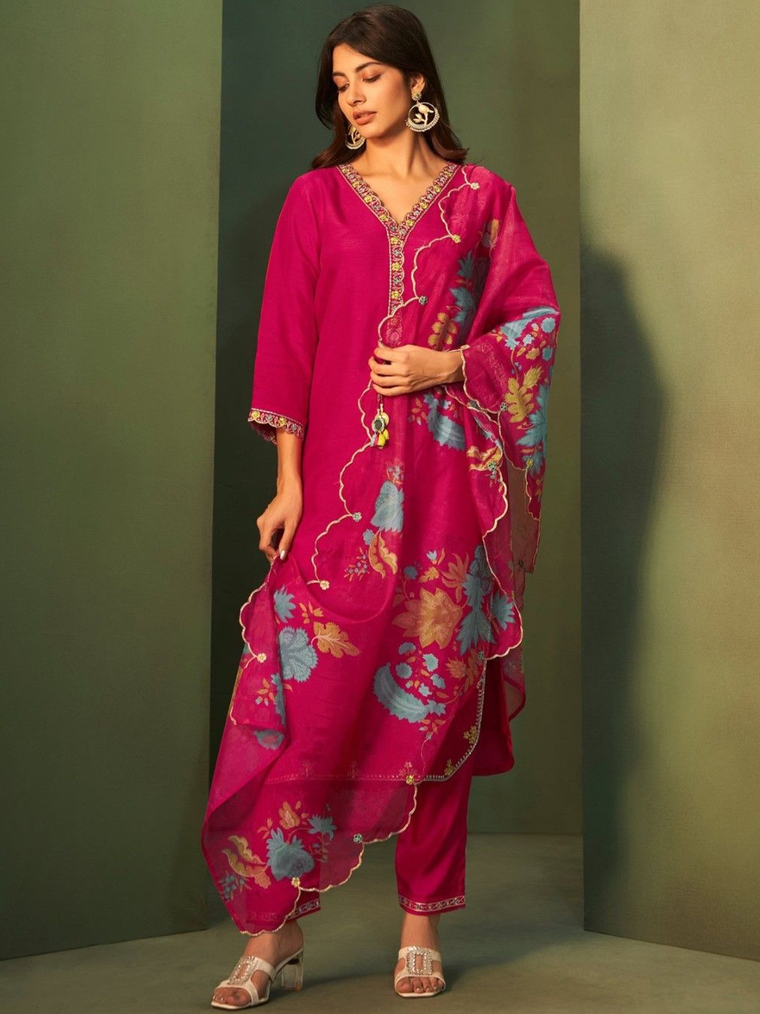 

AUTUMN LANE Floral Yoke Design Regular Straight Kurta with Trousers & Dupatta, Pink