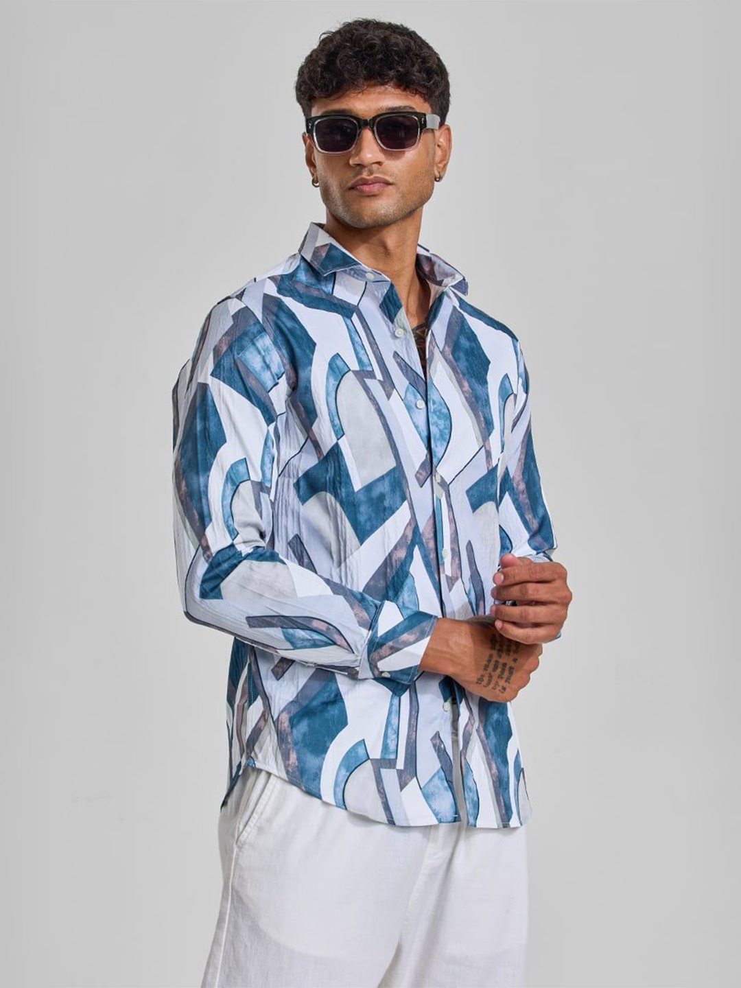

Snitch Men Smart Spread Collar Abstract Printed Slim Fit Casual Shirt, Blue