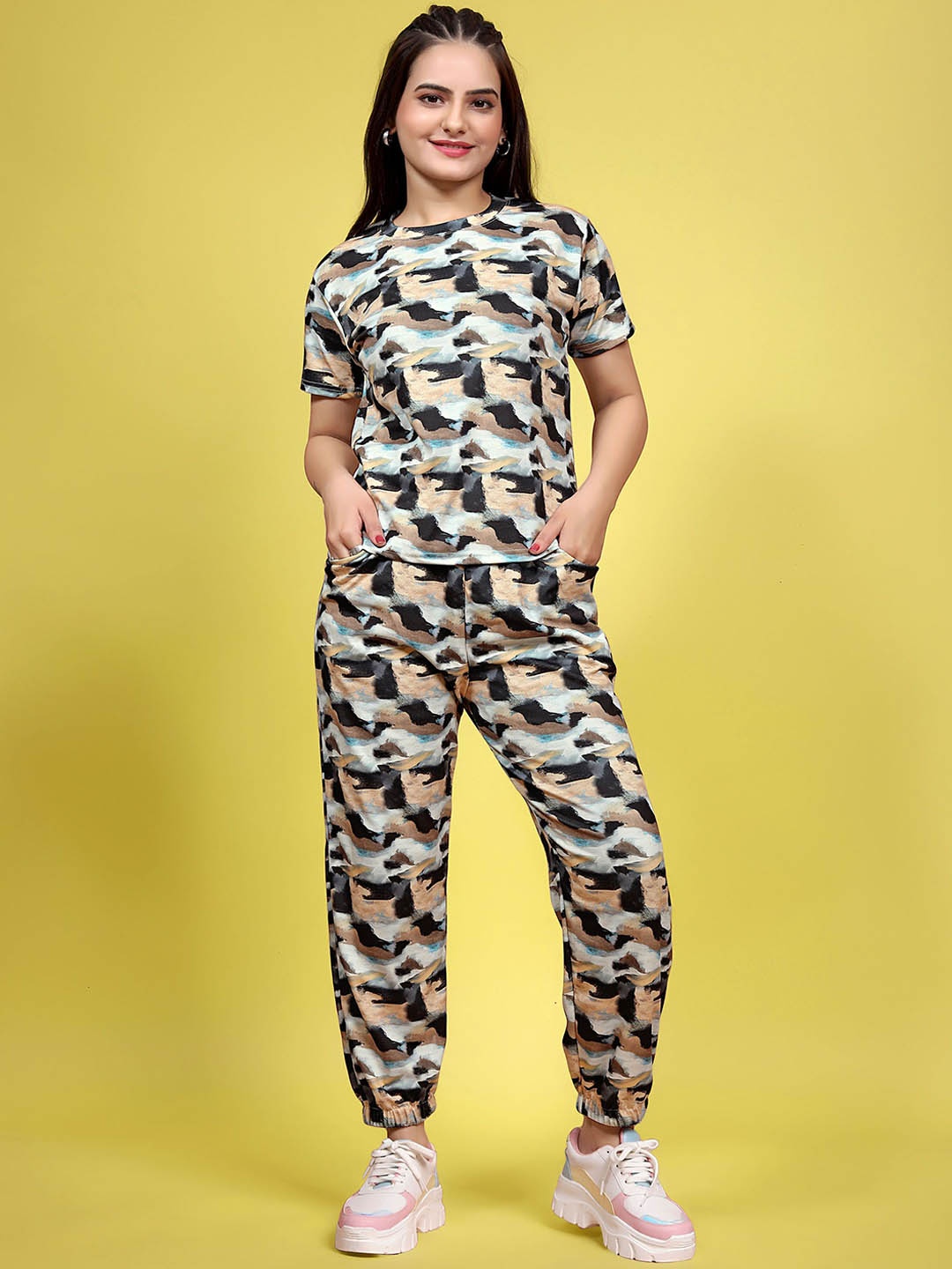 

SAKARMAA Women Printed T-Shirt & Joggers Co-Ords, Black