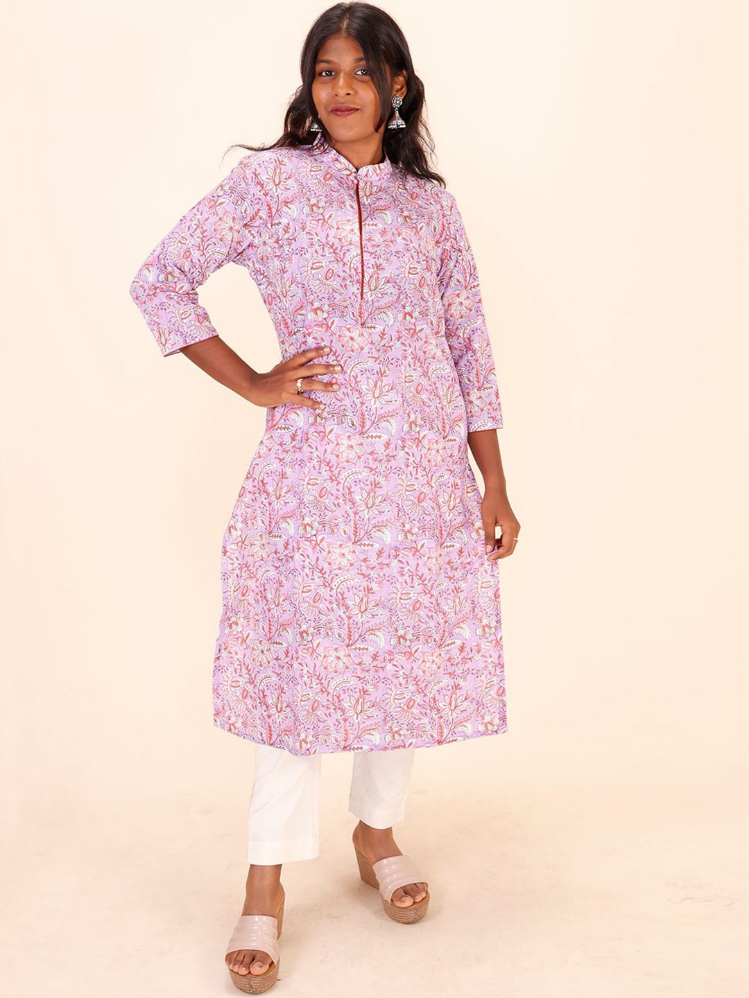 

Avishya Floral Printed Mandarin Collar Pure Cotton Straight Kurta, Lavender