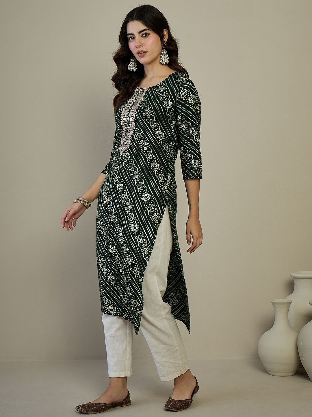 

Anouk Geometric Yoke Design Thread Work Regular Straight Kurta, Green