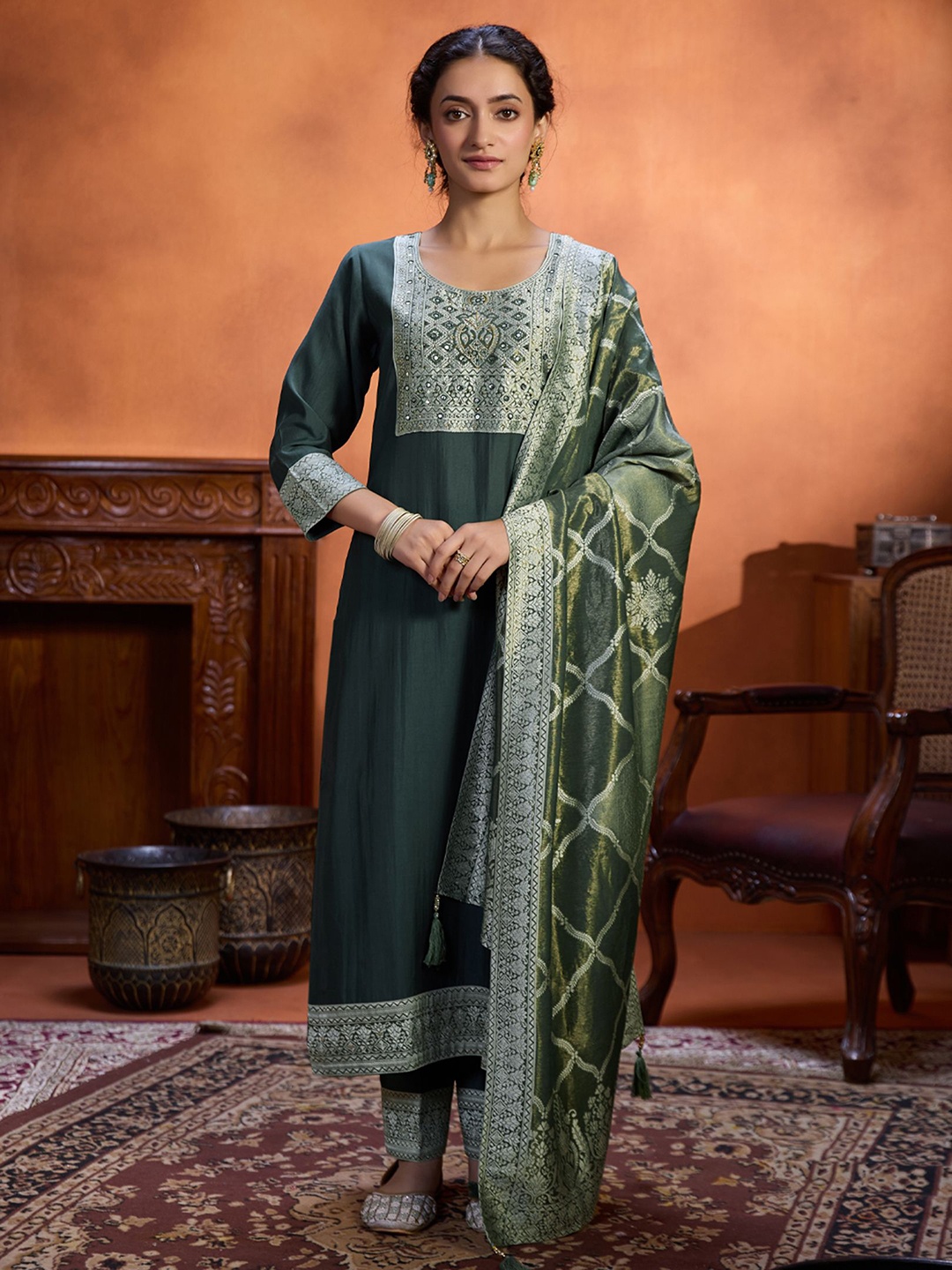 

WOMEN PLUS Ethnic Motifs Yoke Design Straight Kurta with Trousers & Dupatta, Green