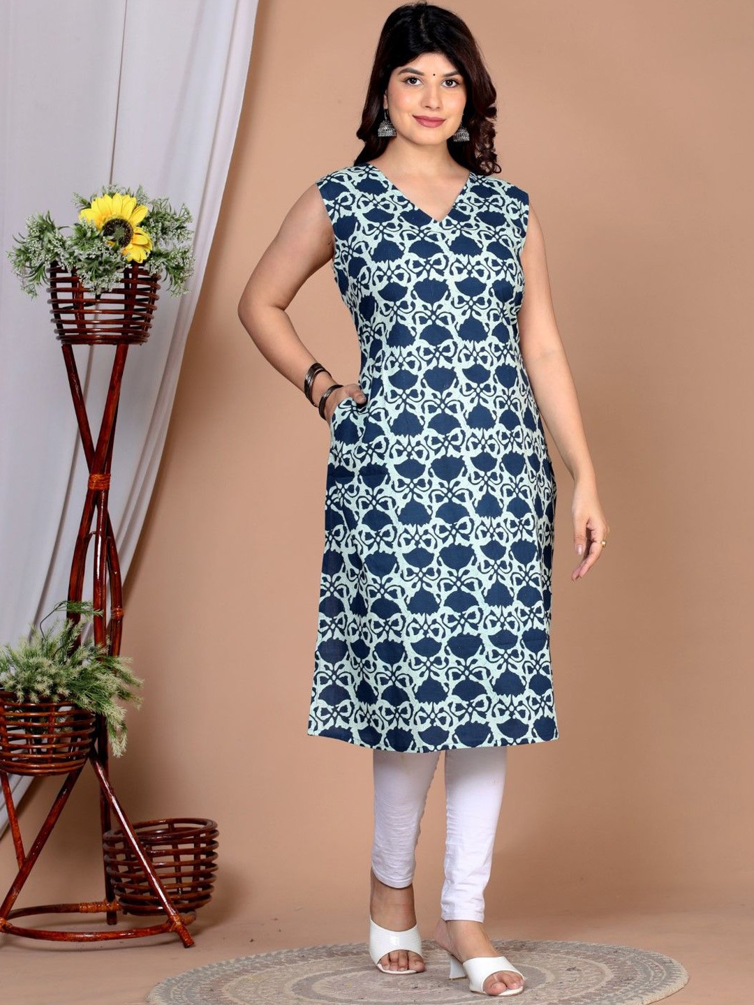 

ANTU KURTIES Floral Printed V- Neck Straight Kurta, Navy blue