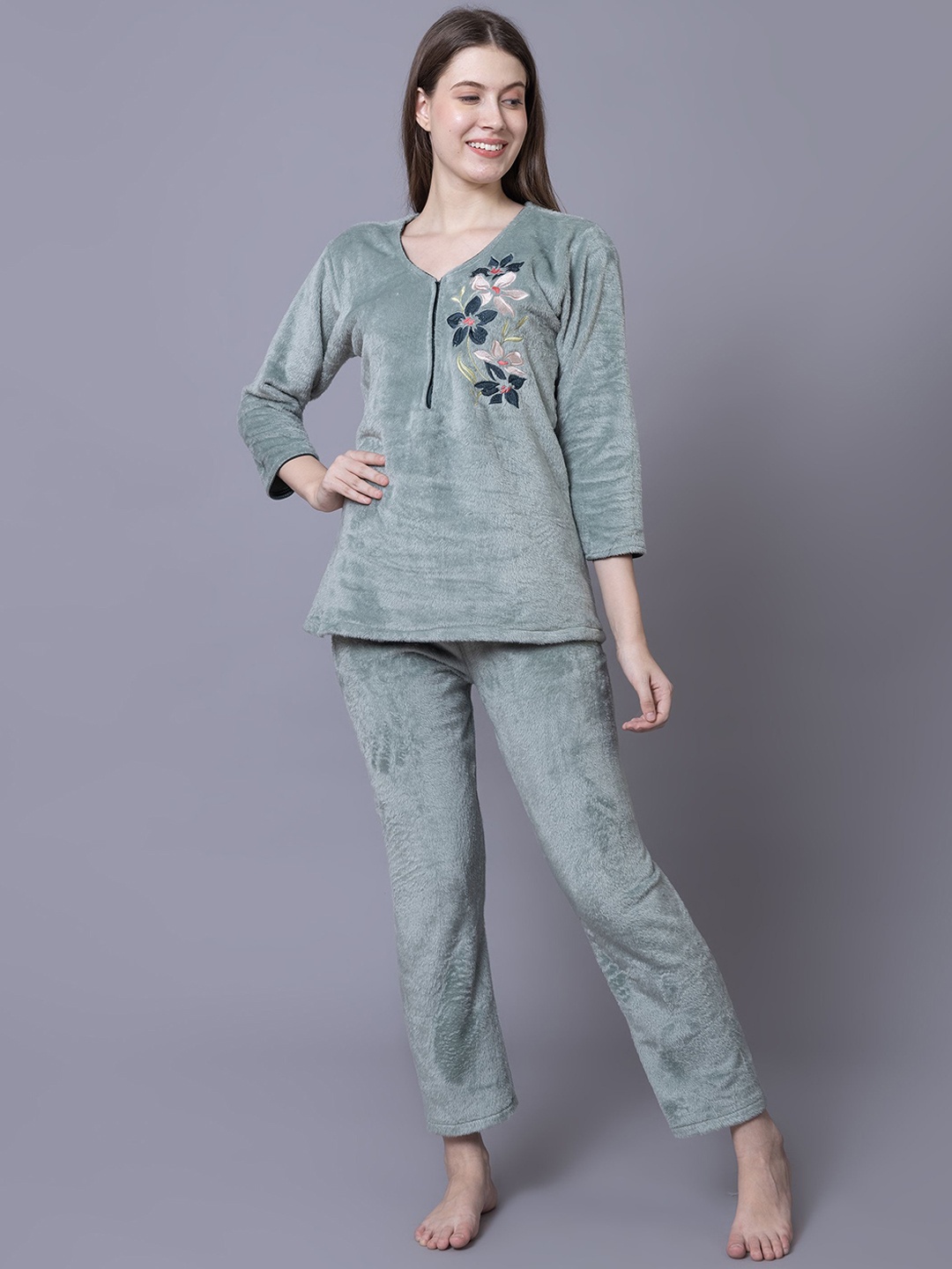 

AVYAY Women Woollen Night suit, Green