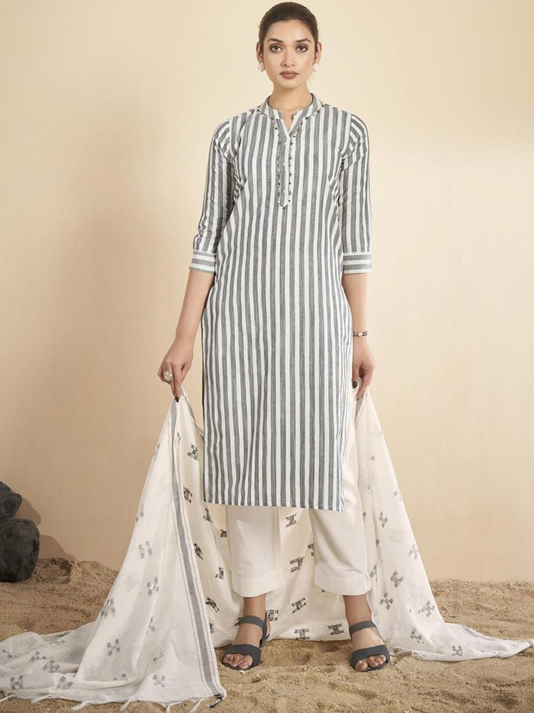 

Kaftanize Mandarin Collar Kurta With Trousers & Dupatta, Grey