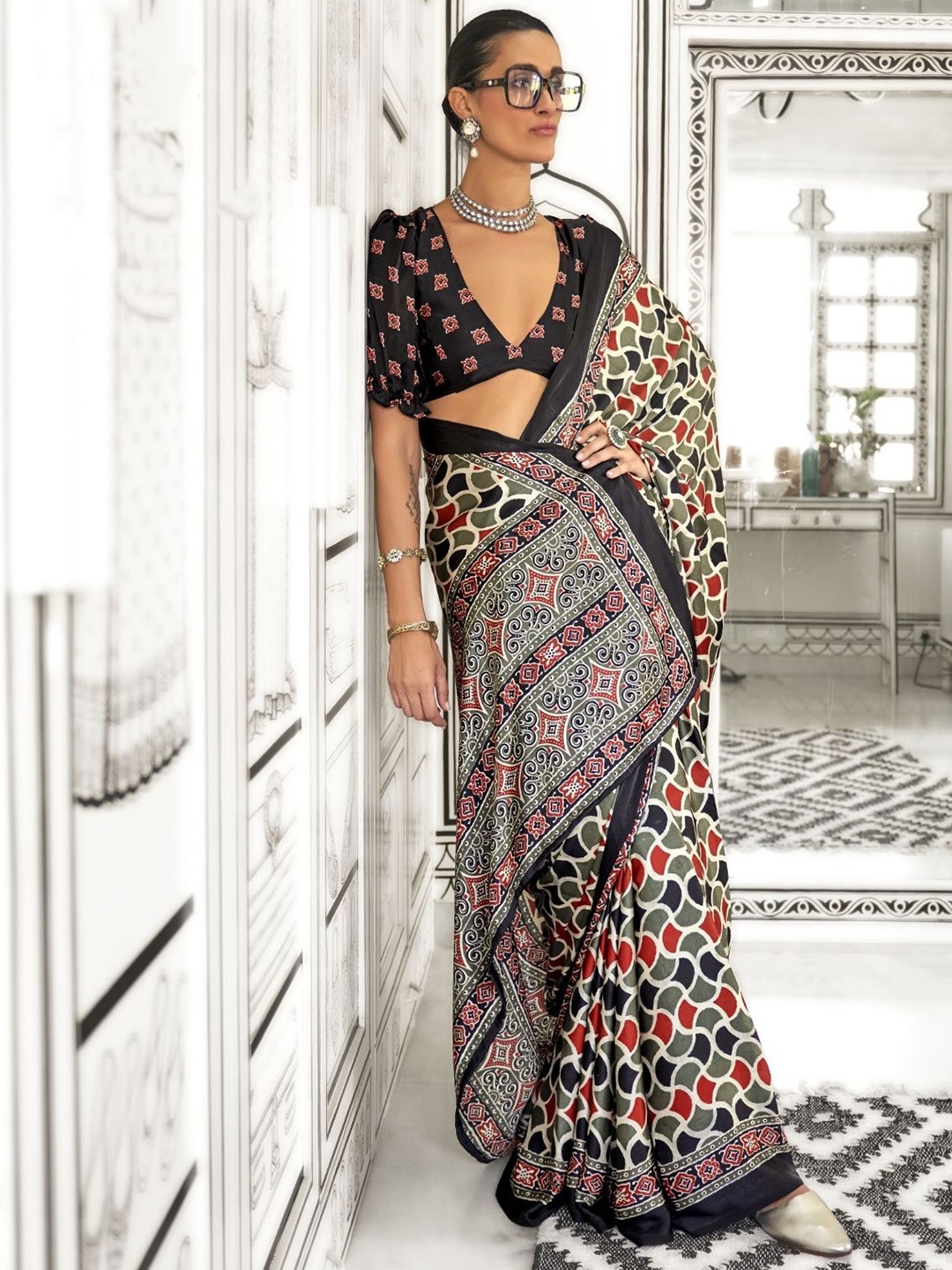 

ODETTE Ethnic Motifs Printed Satin Saree, Cream