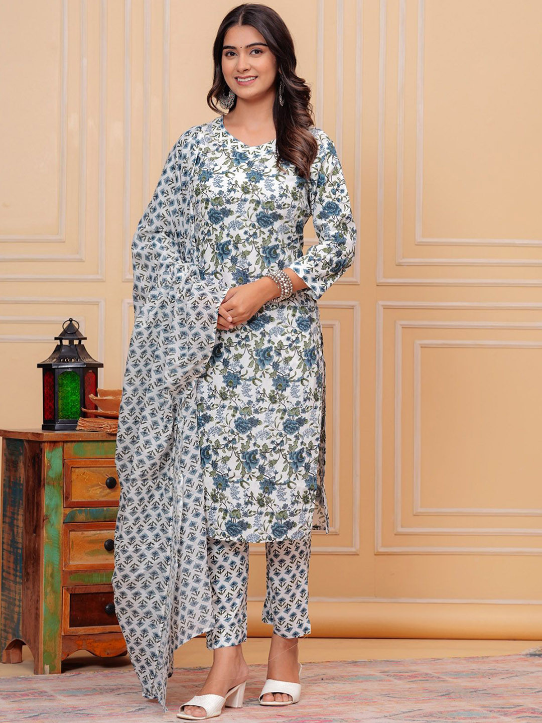 

BAESD Floral Printed Straight Kurta With Trouser & Dupatta, Blue