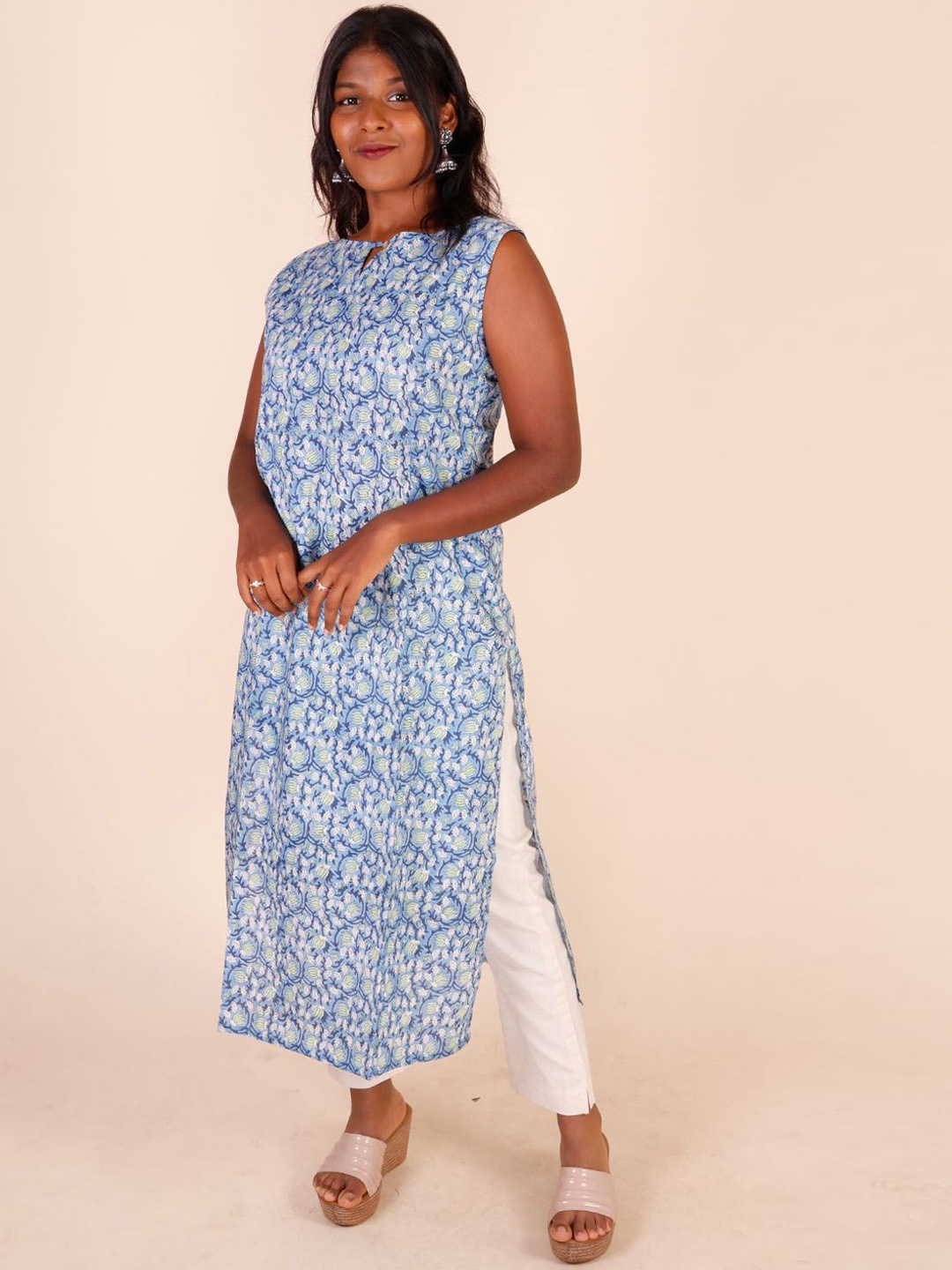 

Avishya Floral Printed Keyhole Neck Pure Cotton Straight Kurta, Blue