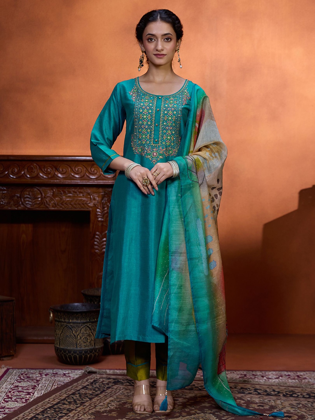 

WOMEN PLUS Floral Embroidered Straight Kurta with Trousers & Dupatta, Blue